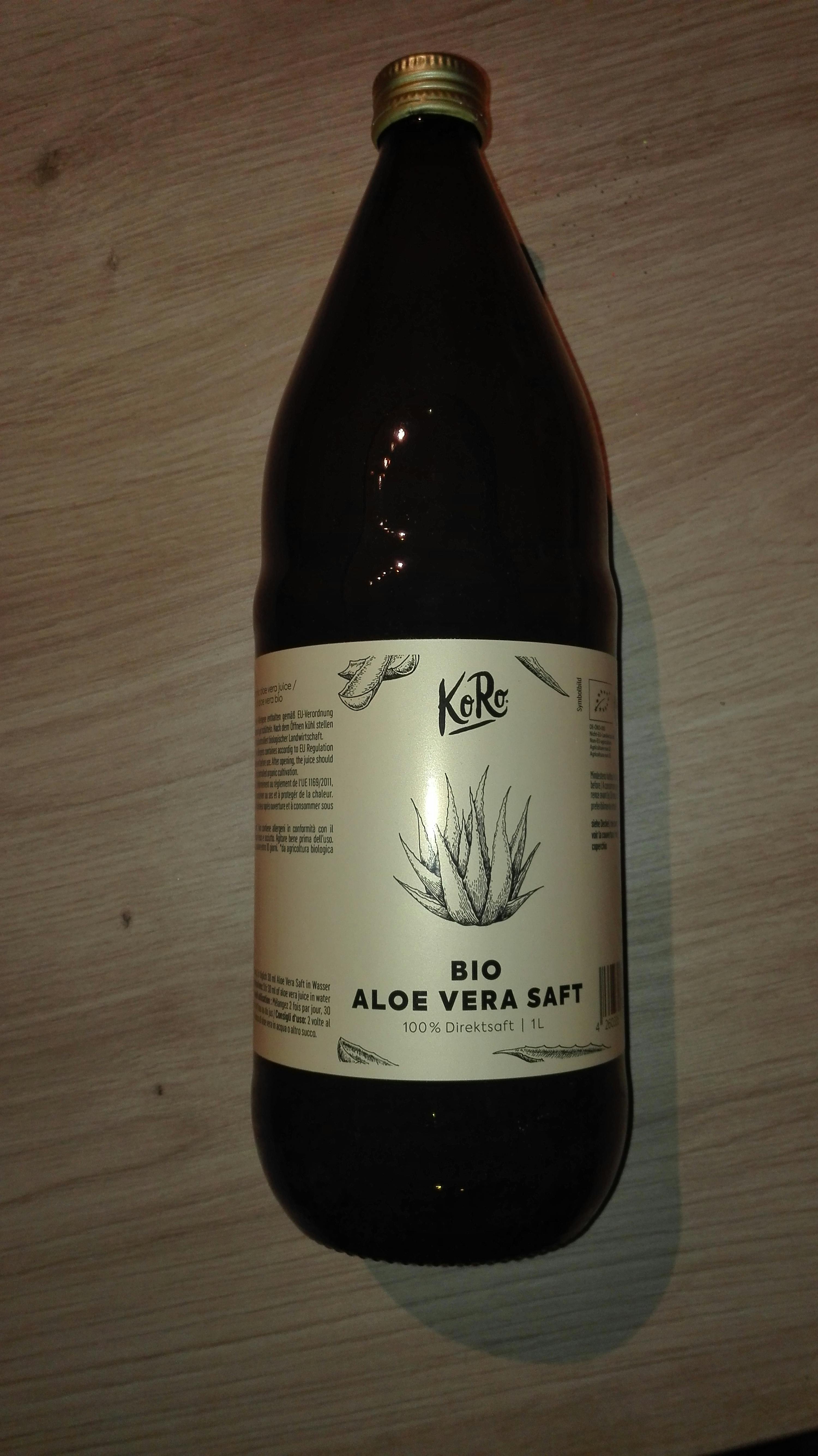 une bouteille de korc bio aloe vera saft sur une table en bois