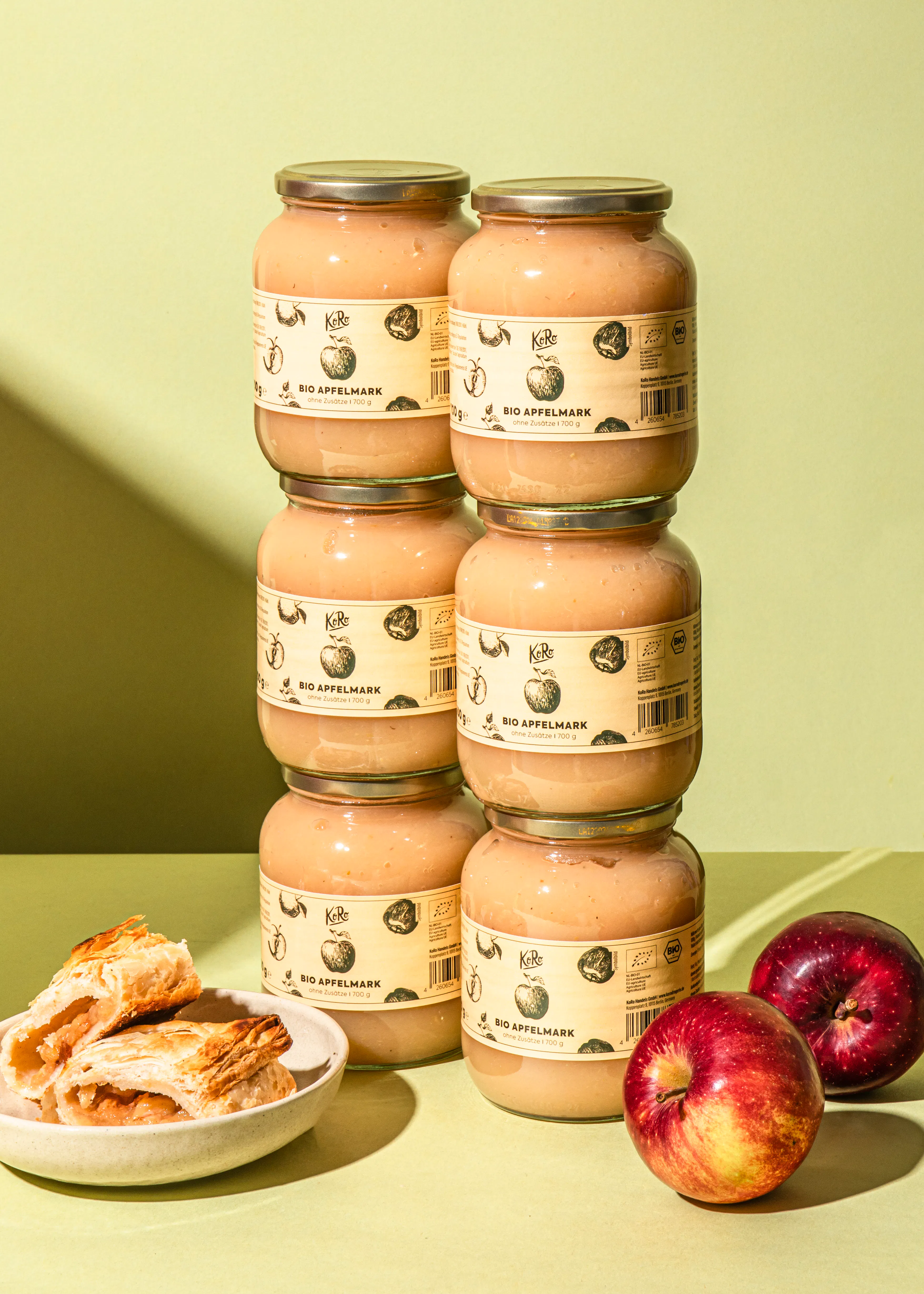 six pots de compote de pommes empilés les uns sur les autres