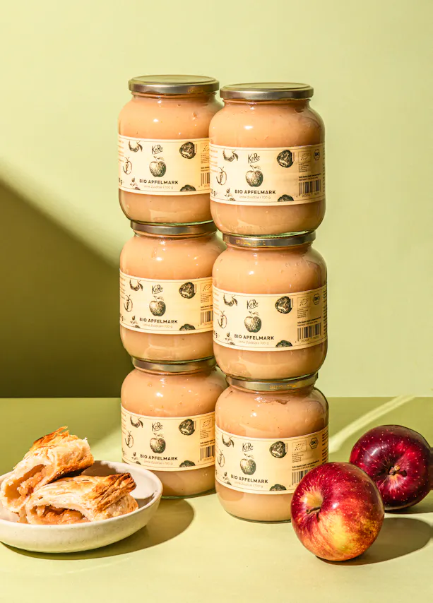 six pots de compote de pommes empilés les uns sur les autres