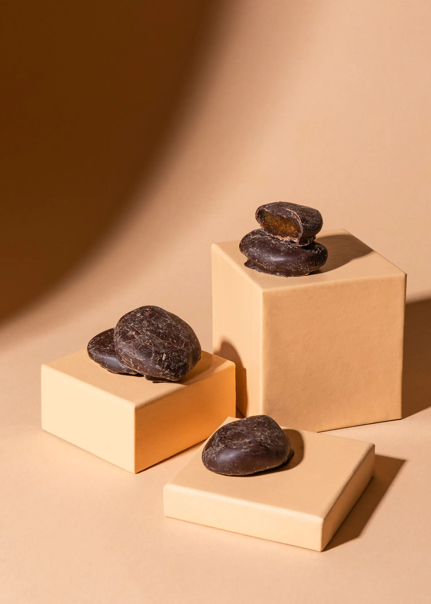 Schoko-Aprikosen liegend auf Erhöhungen in verschiedenen Größen