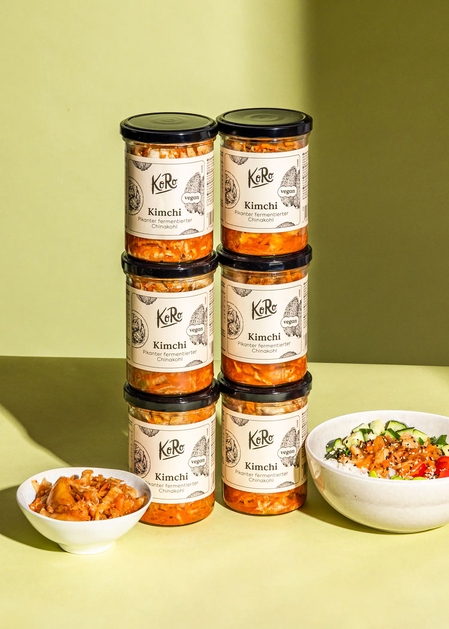 eine Reihe von Kimchi-Dosen , die aufeinander gestapelt sind