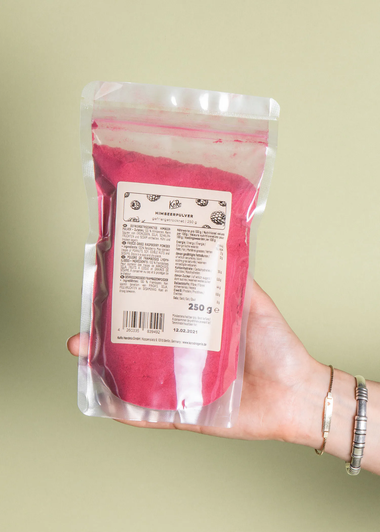 une personne tient un sac en plastique de poudre de kiwi