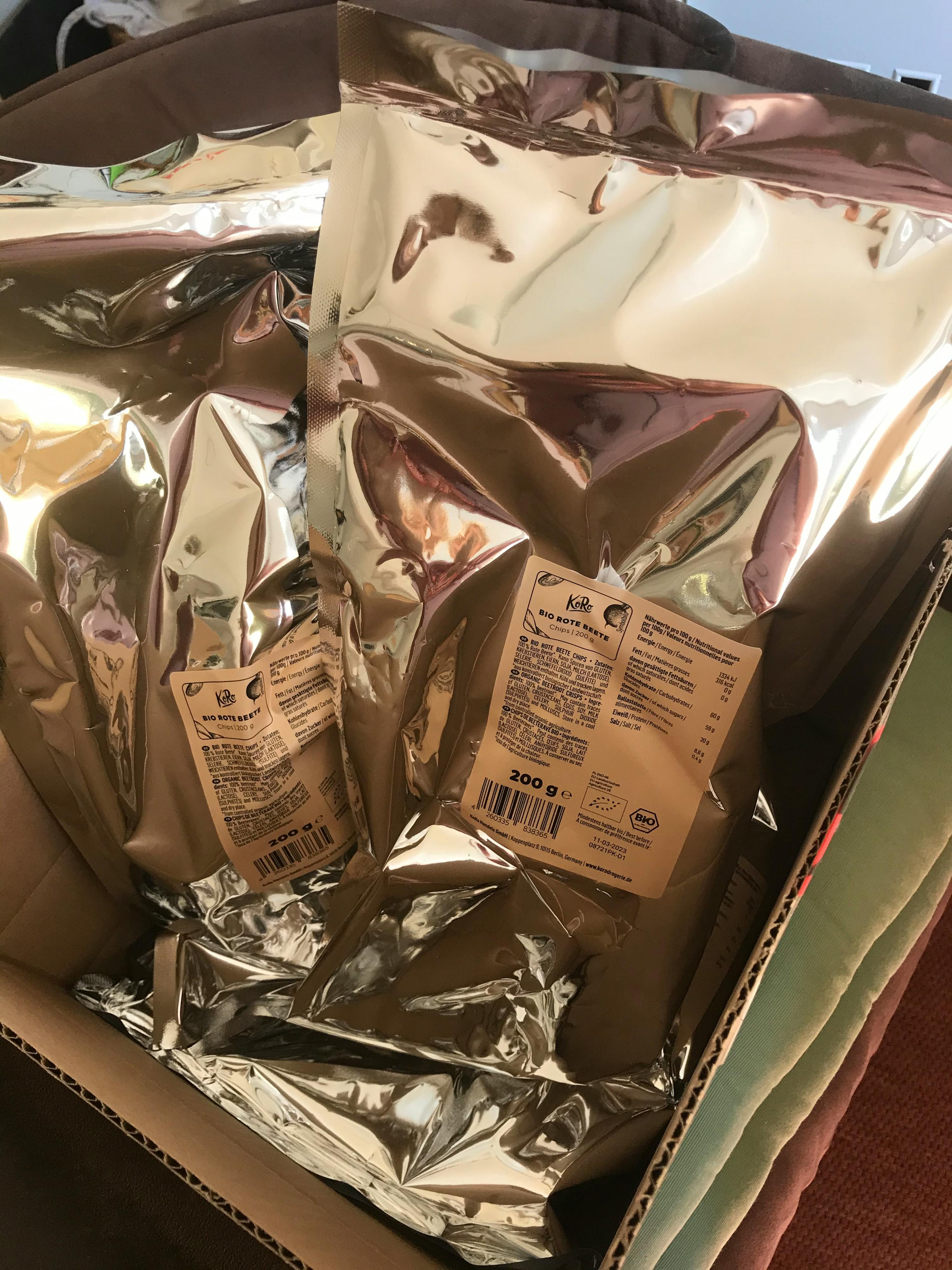 eine Schachtel mit einem Etikett auf der Rückseite steht neben einer Schachtel mit einem Etikett auf der Rückseite