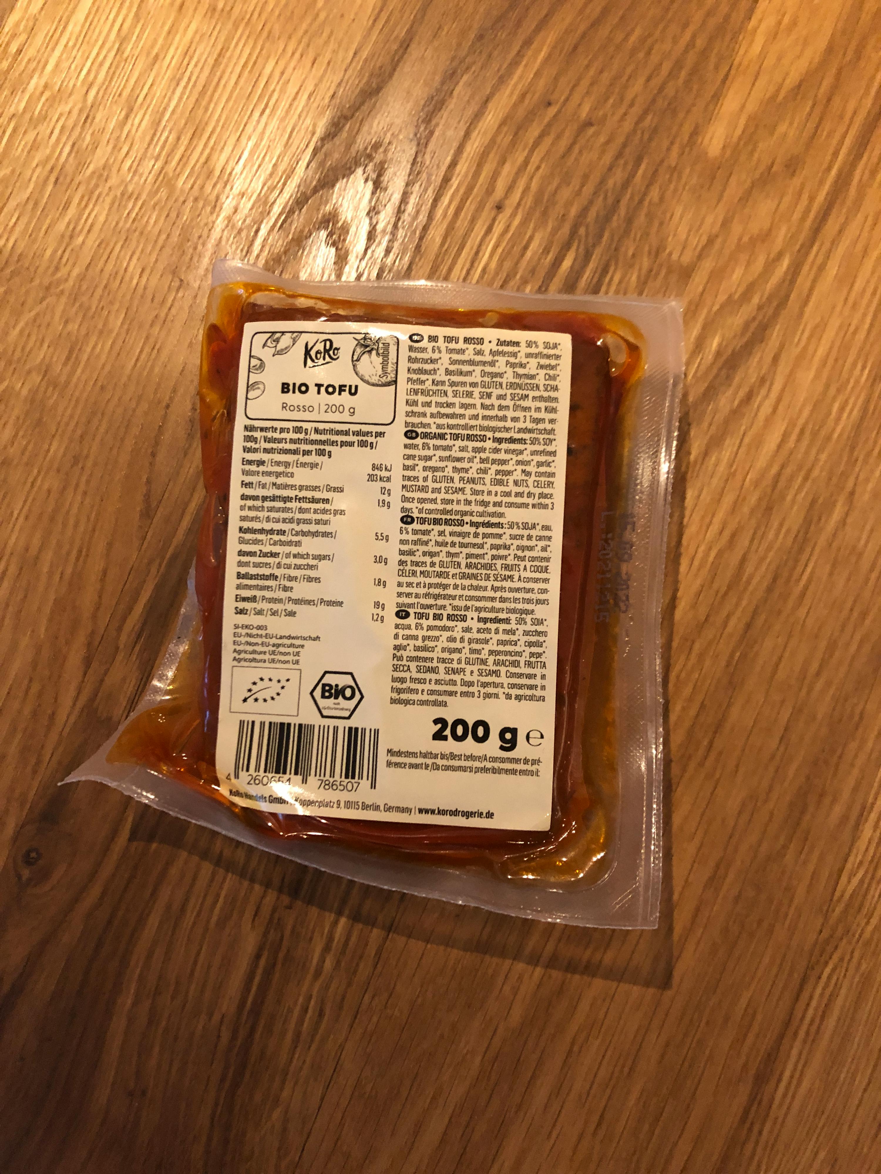 die Rückseite eines Plastikbeutels mit 200 g bio tofu
