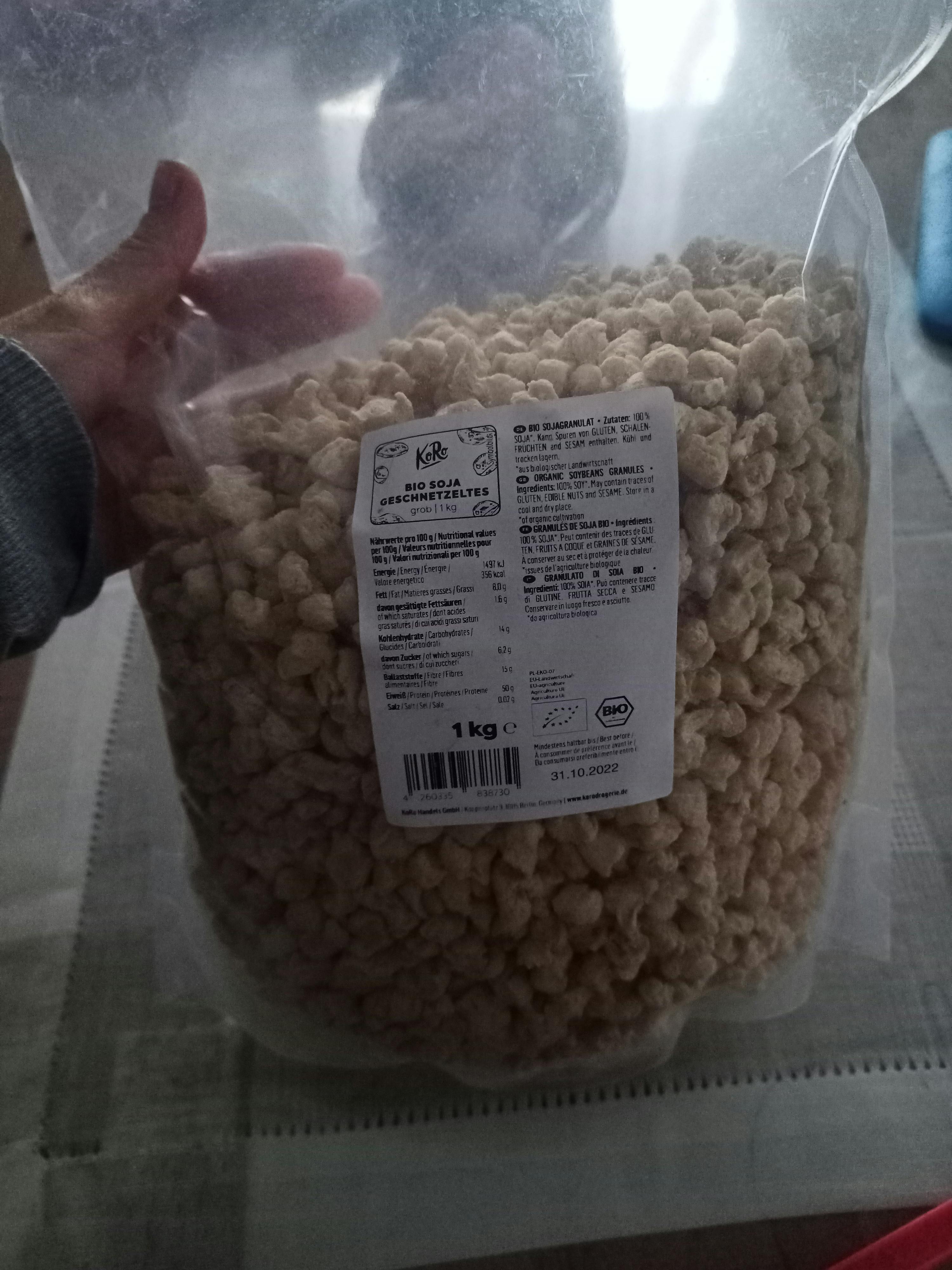 une personne tient un sac de céréales avec une étiquette blanche