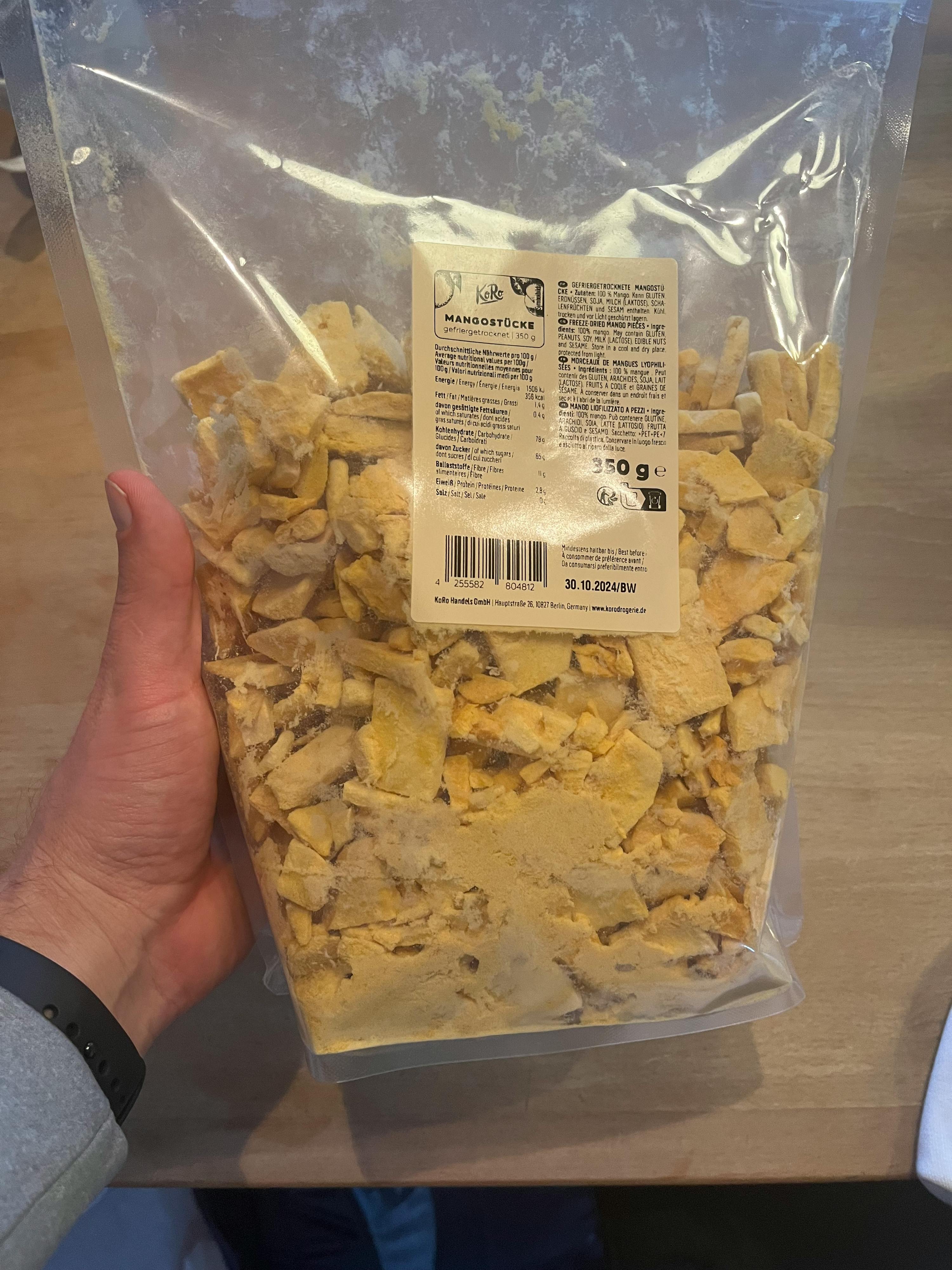 eine Person hält einen Plastikbeutel mit einem Etikett auf der Rückseite