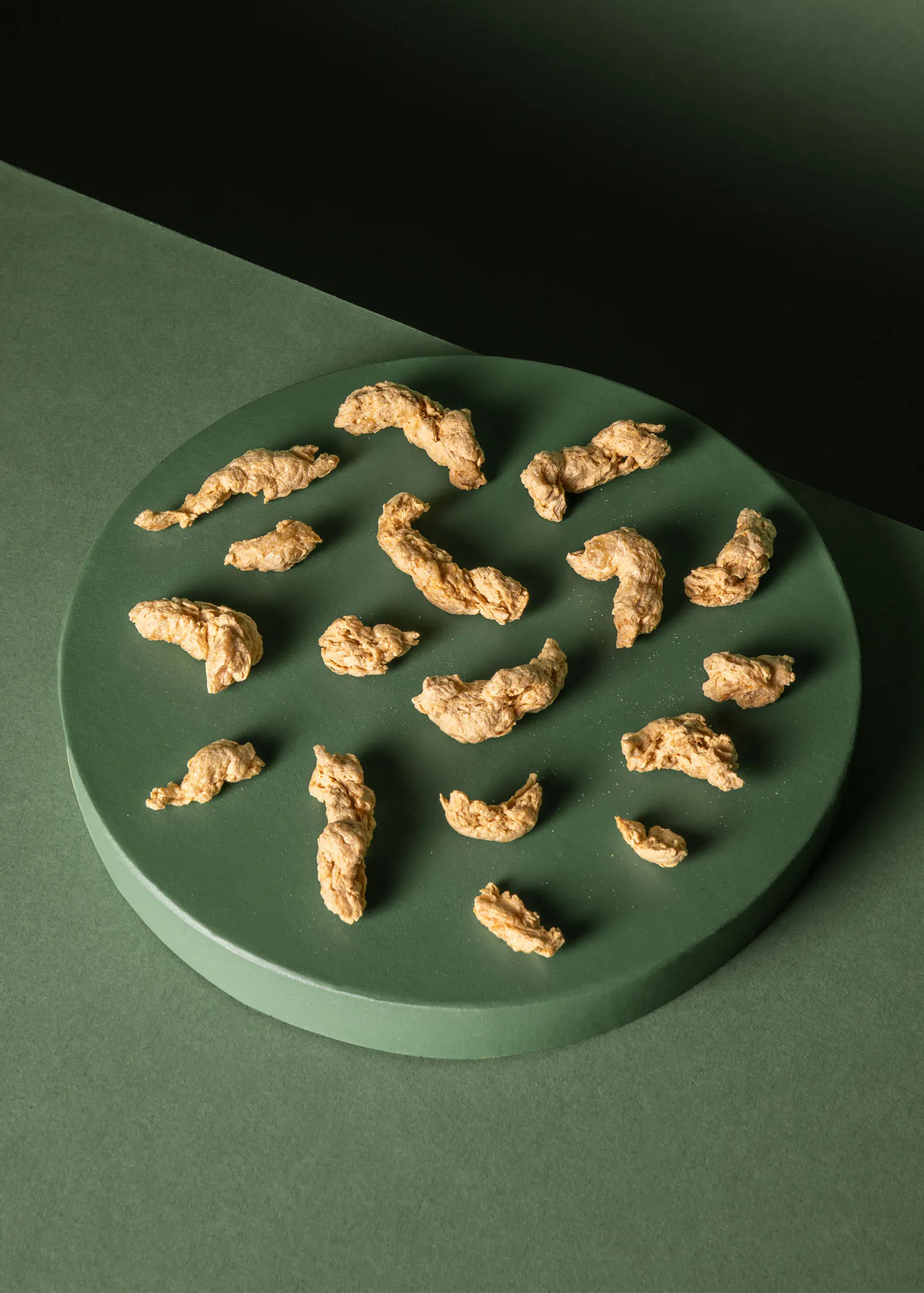 un plateau vert avec des morceaux de nourriture sur elle