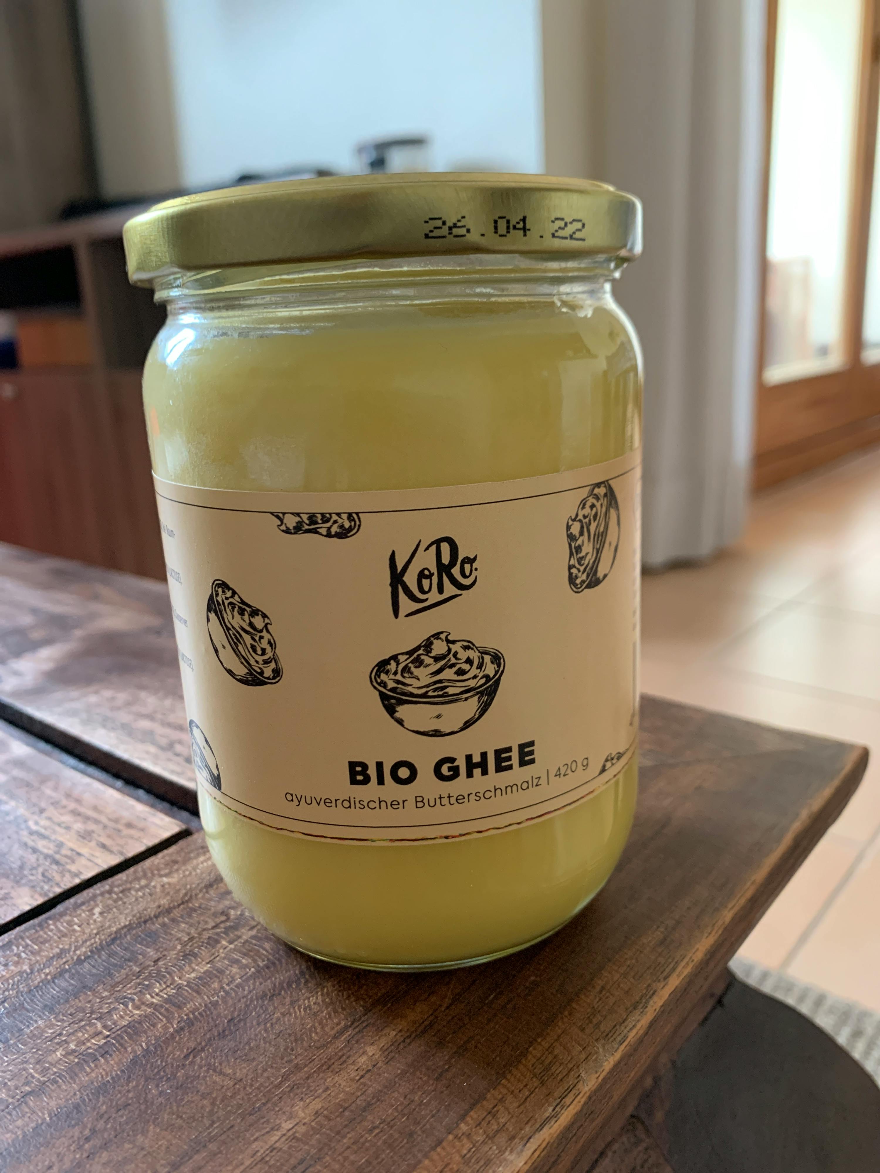 ein Glas Bio-Ghee liegt auf einem Holztisch