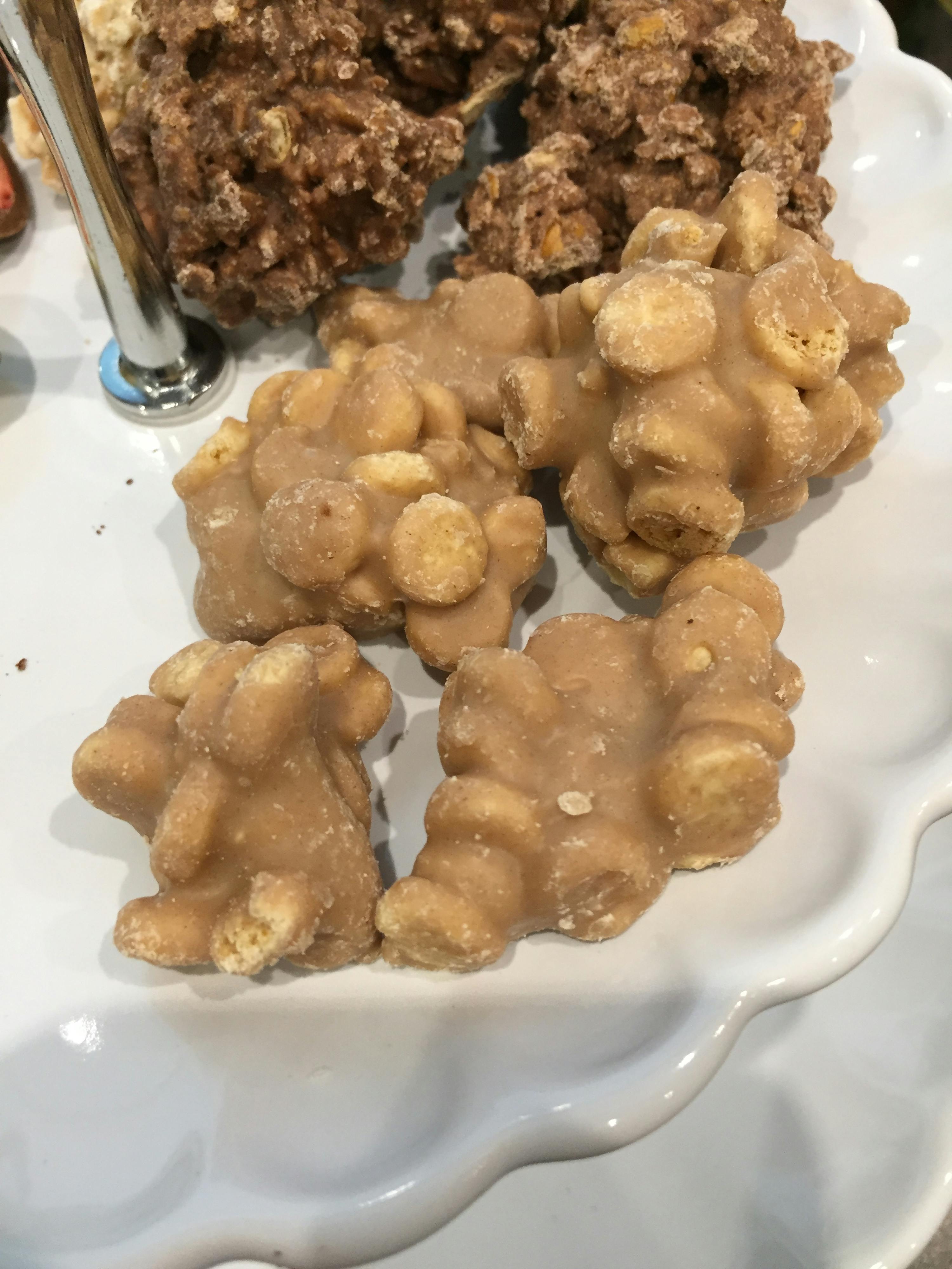 une assiette blanche avec des biscuits en forme de noix