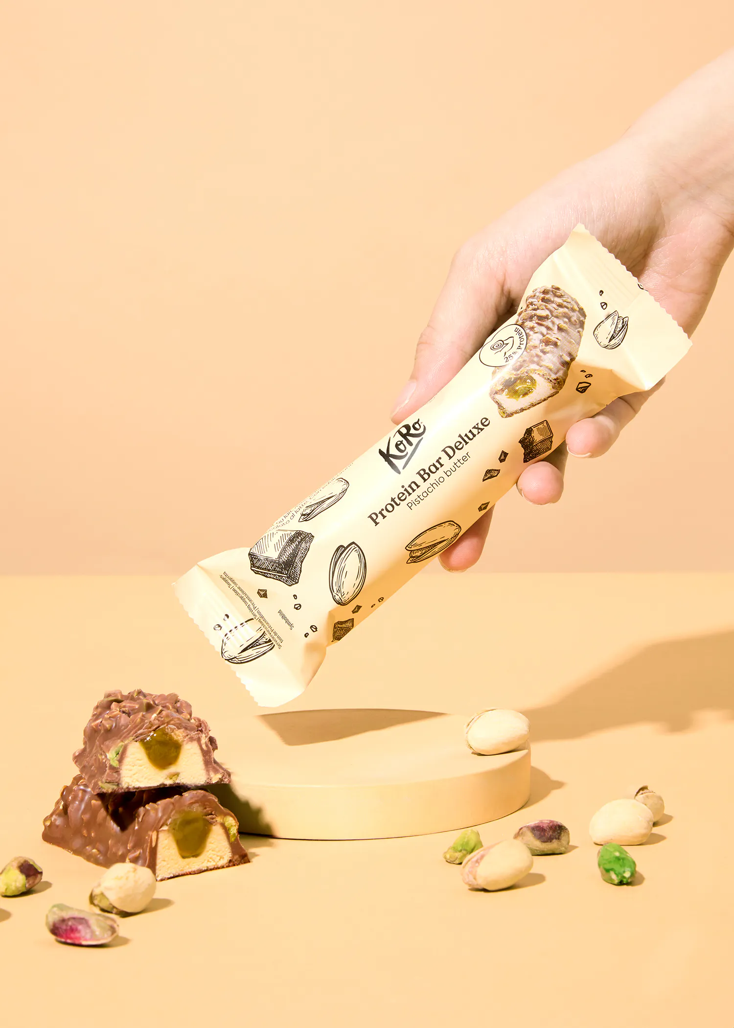 une personne tient une barre de proteine de luxe