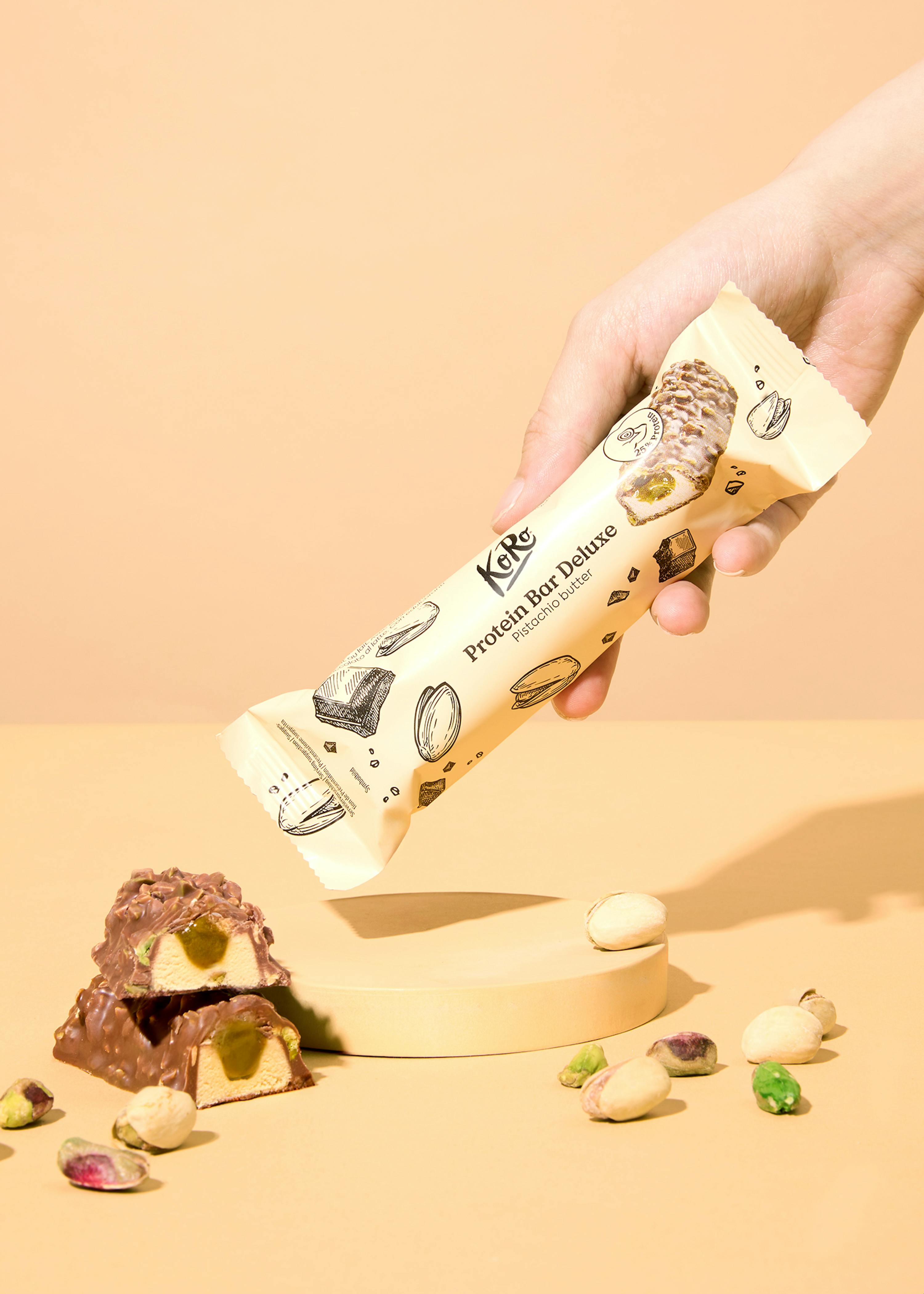 eine person hält einen protein bar deluxe in ihrer hand