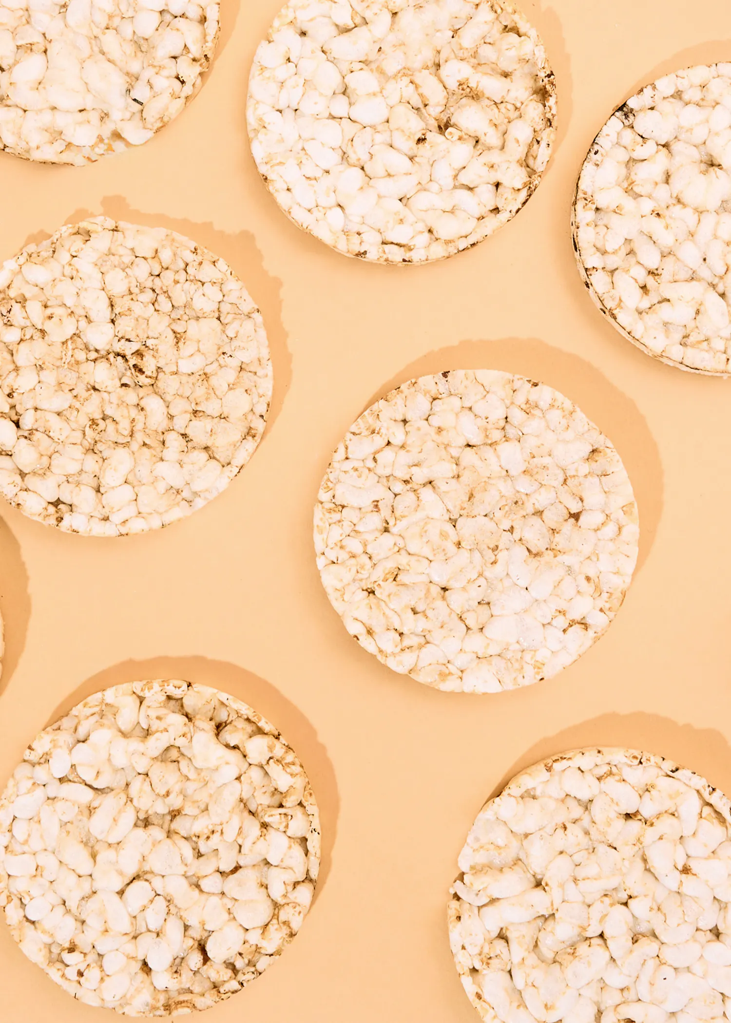 un groupe de croustilles de riz sur un fond beige