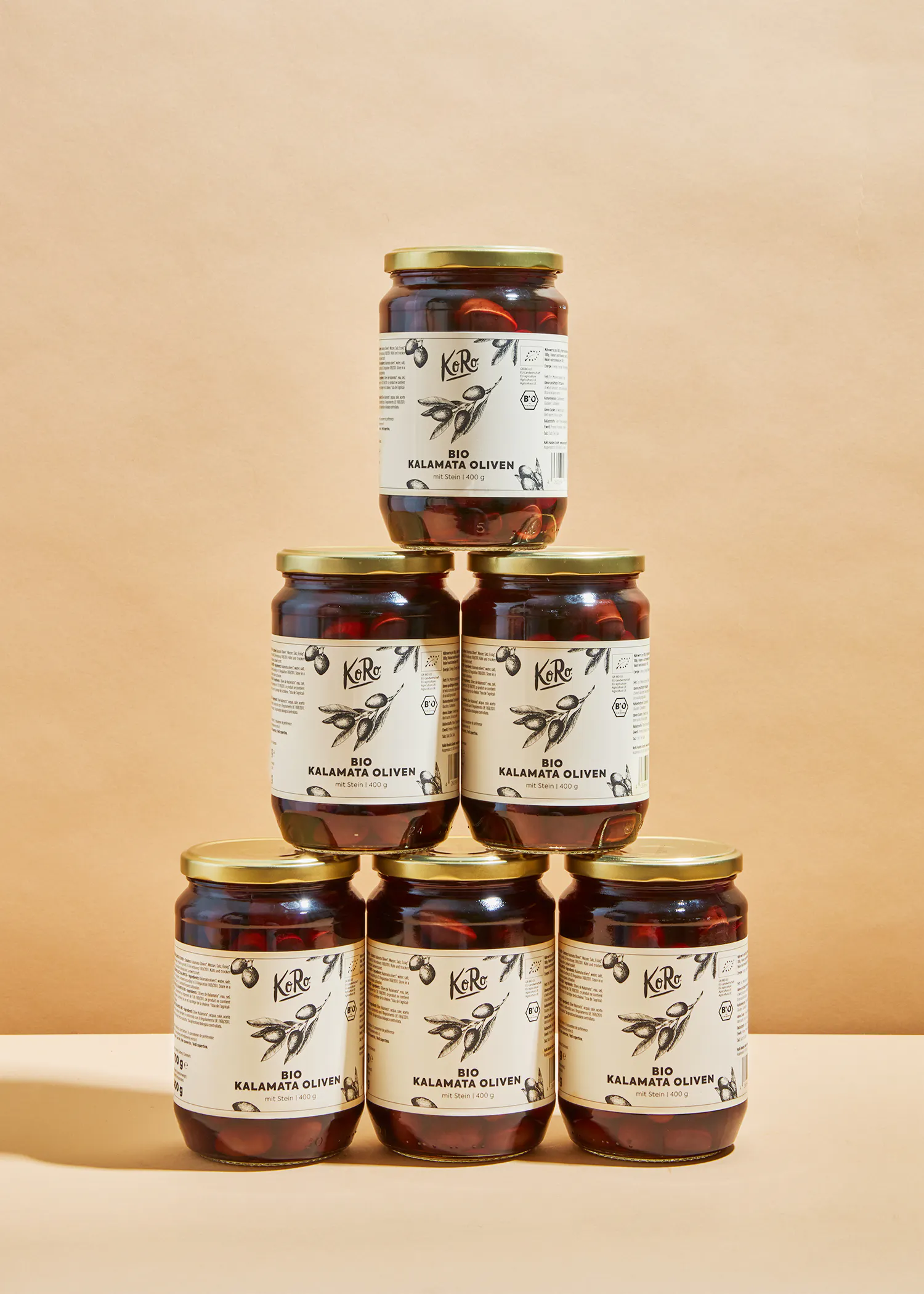 sechs Gläser kalamata Oliven stehen nebeneinander