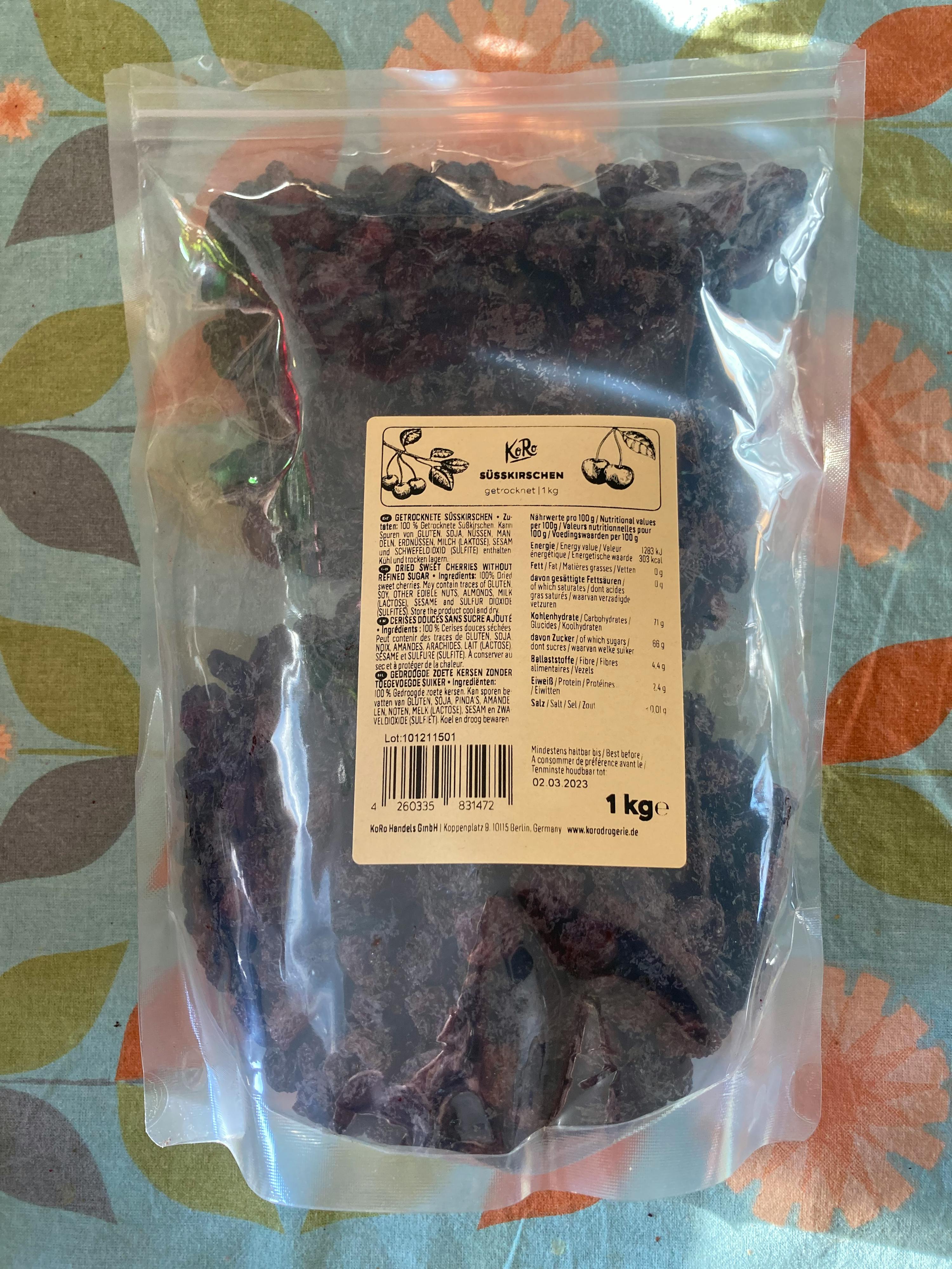 un sac de raisins secs de 1 kg est posé sur une table