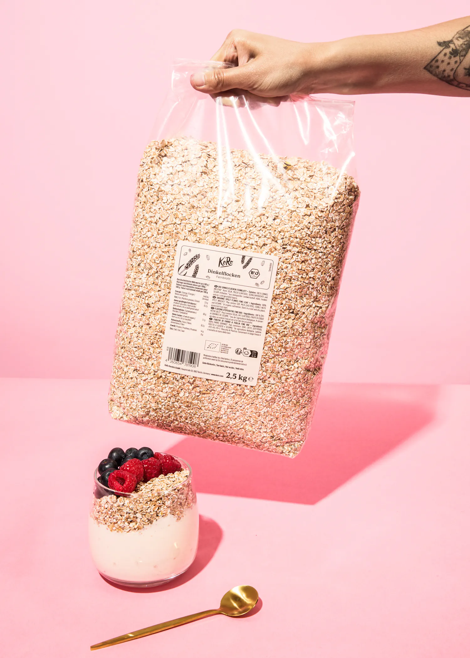 une personne tient un sac de flocons d' avoine de 2,5 kg