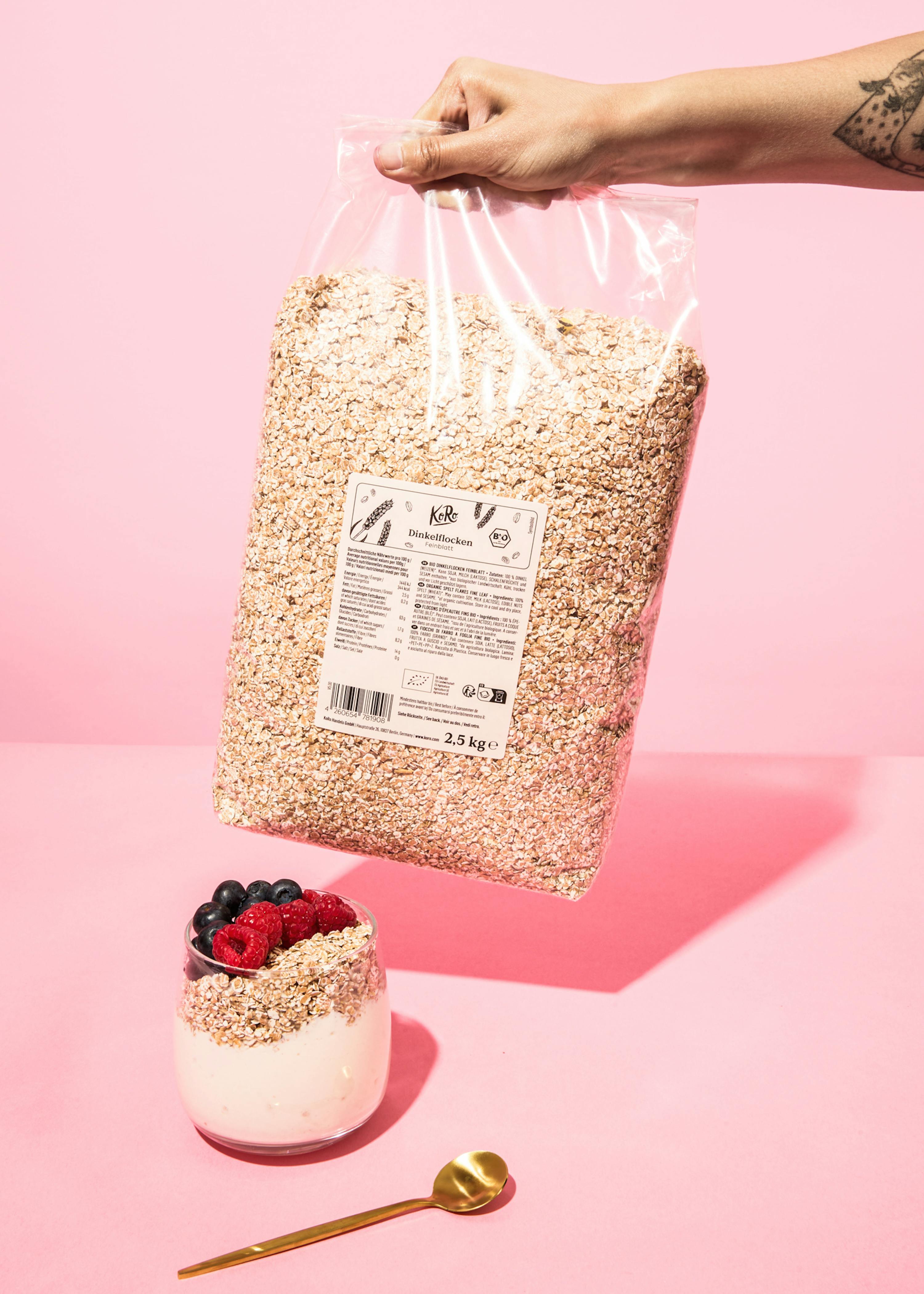 una persona tiene in mano un sacchetto di avena