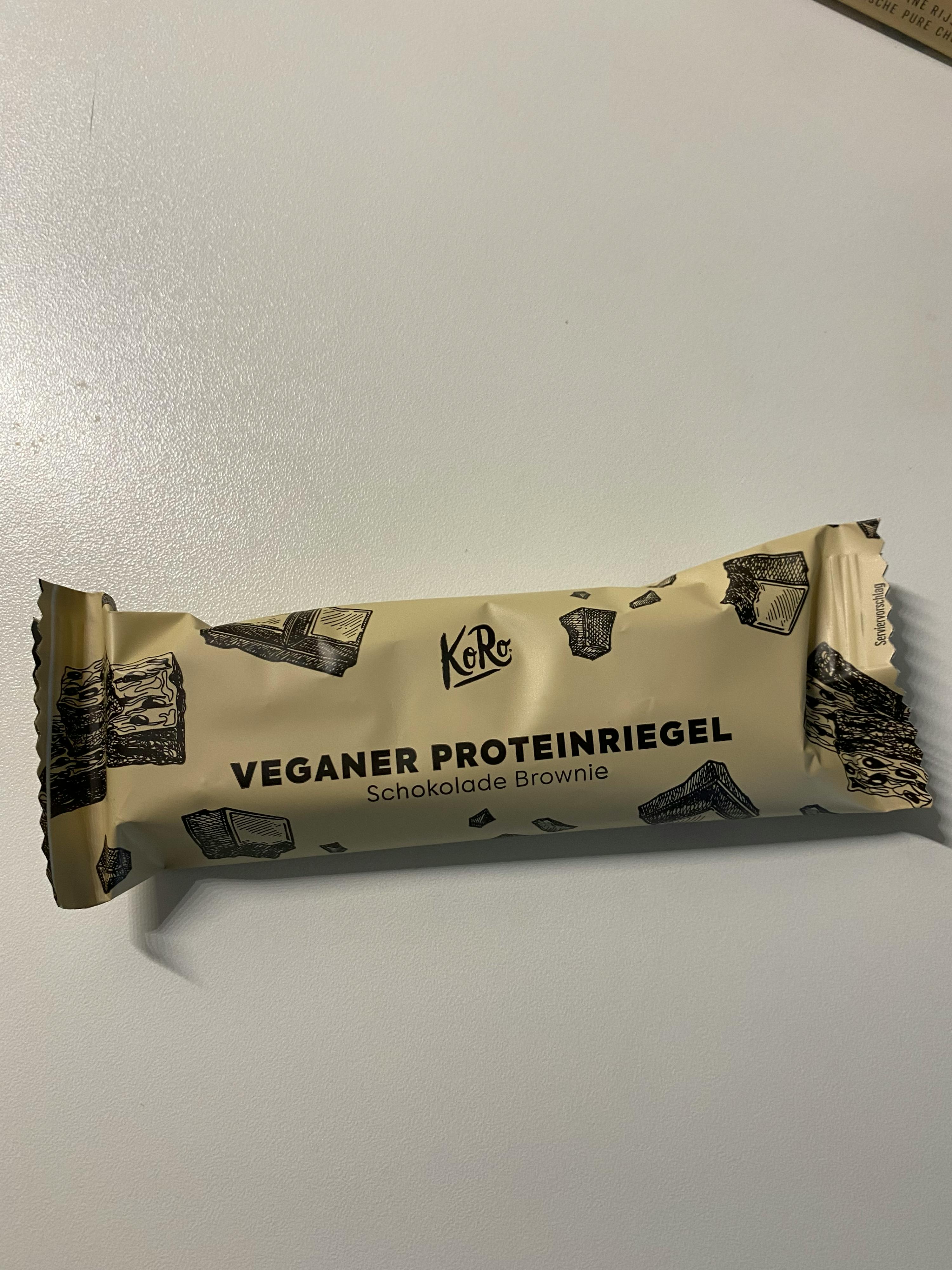 a package of veganer proteinriegel sits on a white surface