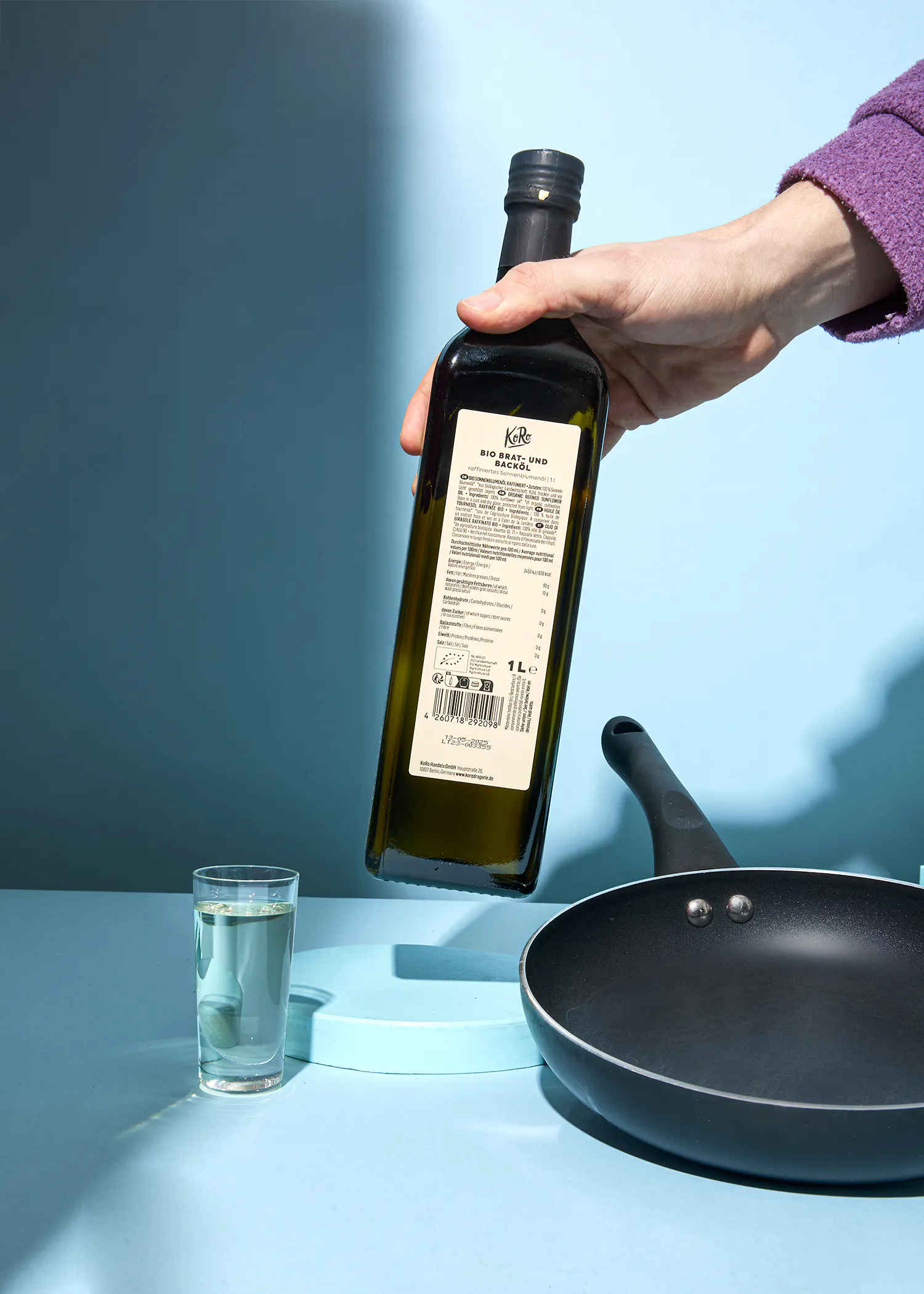 eine Person hält eine Flasche kelly extra vergine Olivenöl