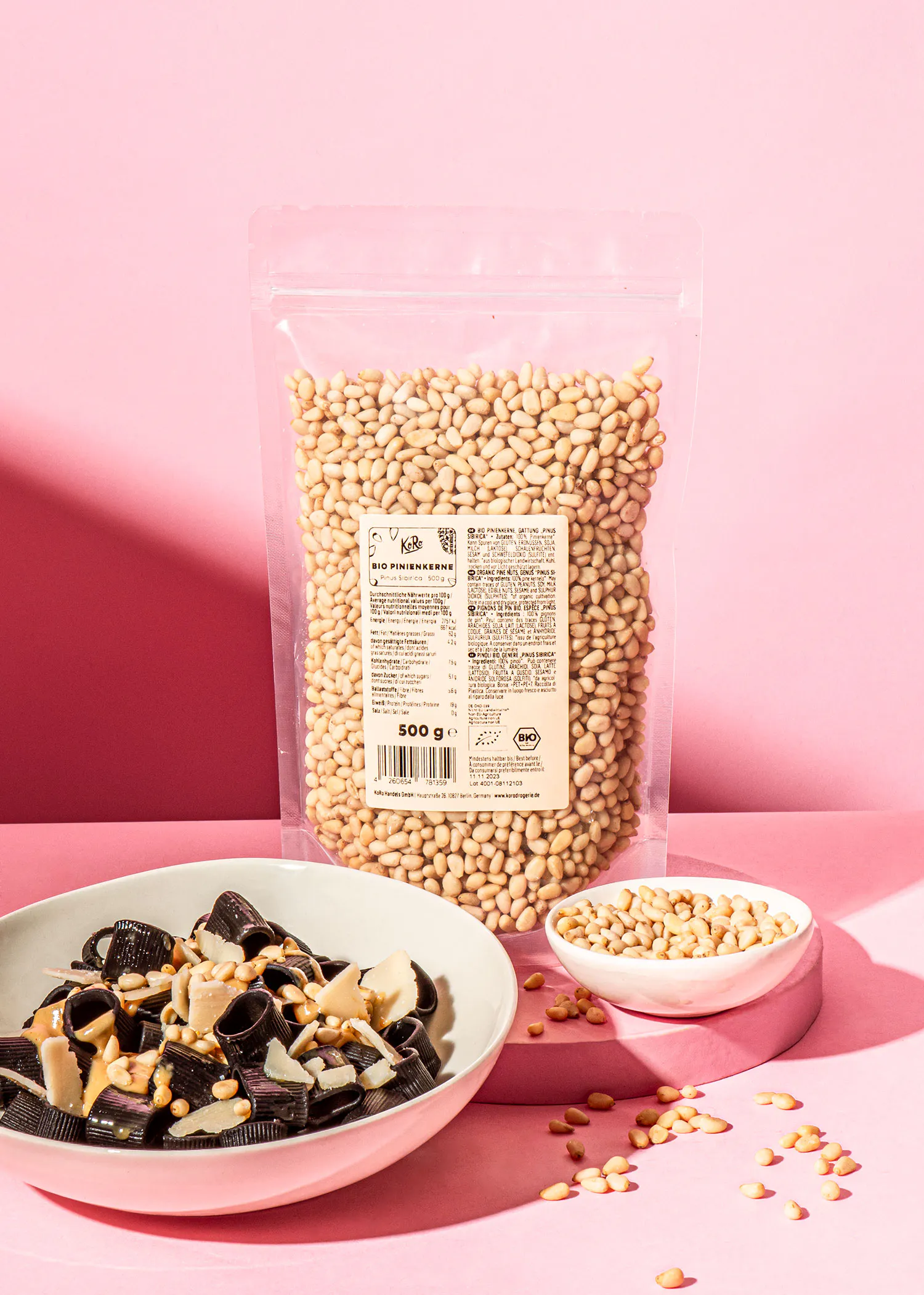 un sac de noix de pin est assis à côté d' un bol de chocolat