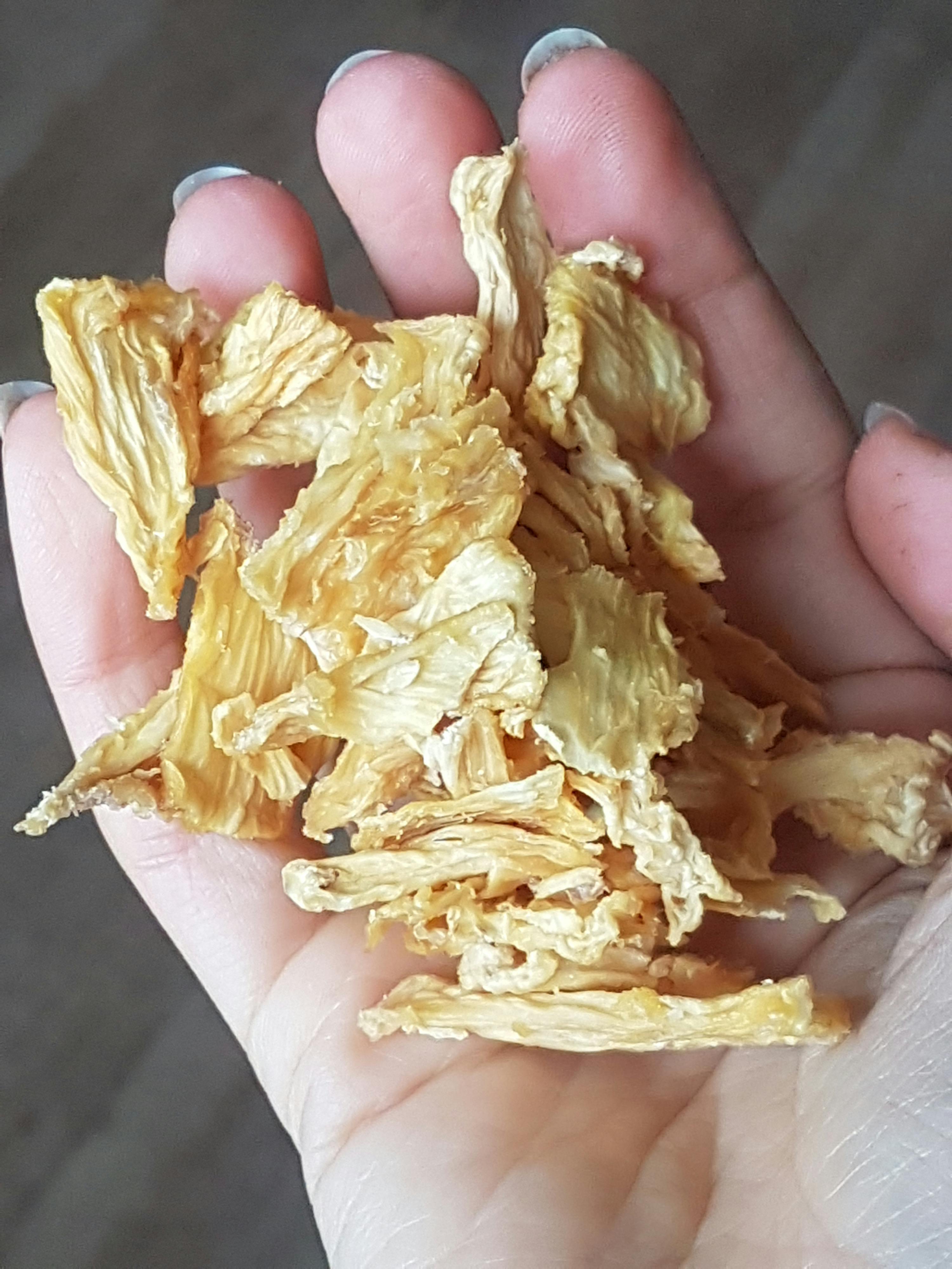 eine Person hält einen Haufen getrockneter Zwiebeln in der Hand