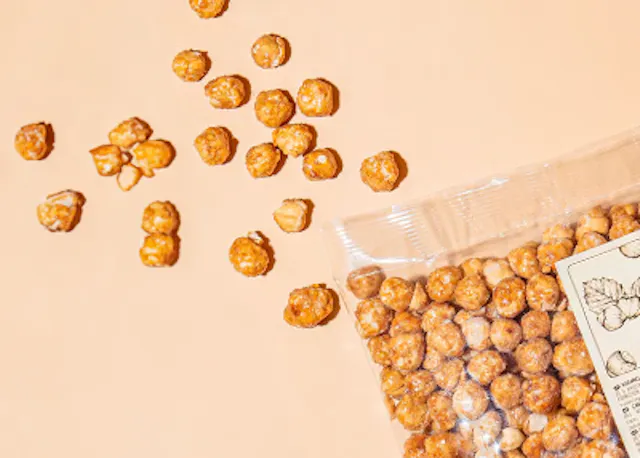 eine Tüte karamellisierte Erdnüsse auf einem Tisch