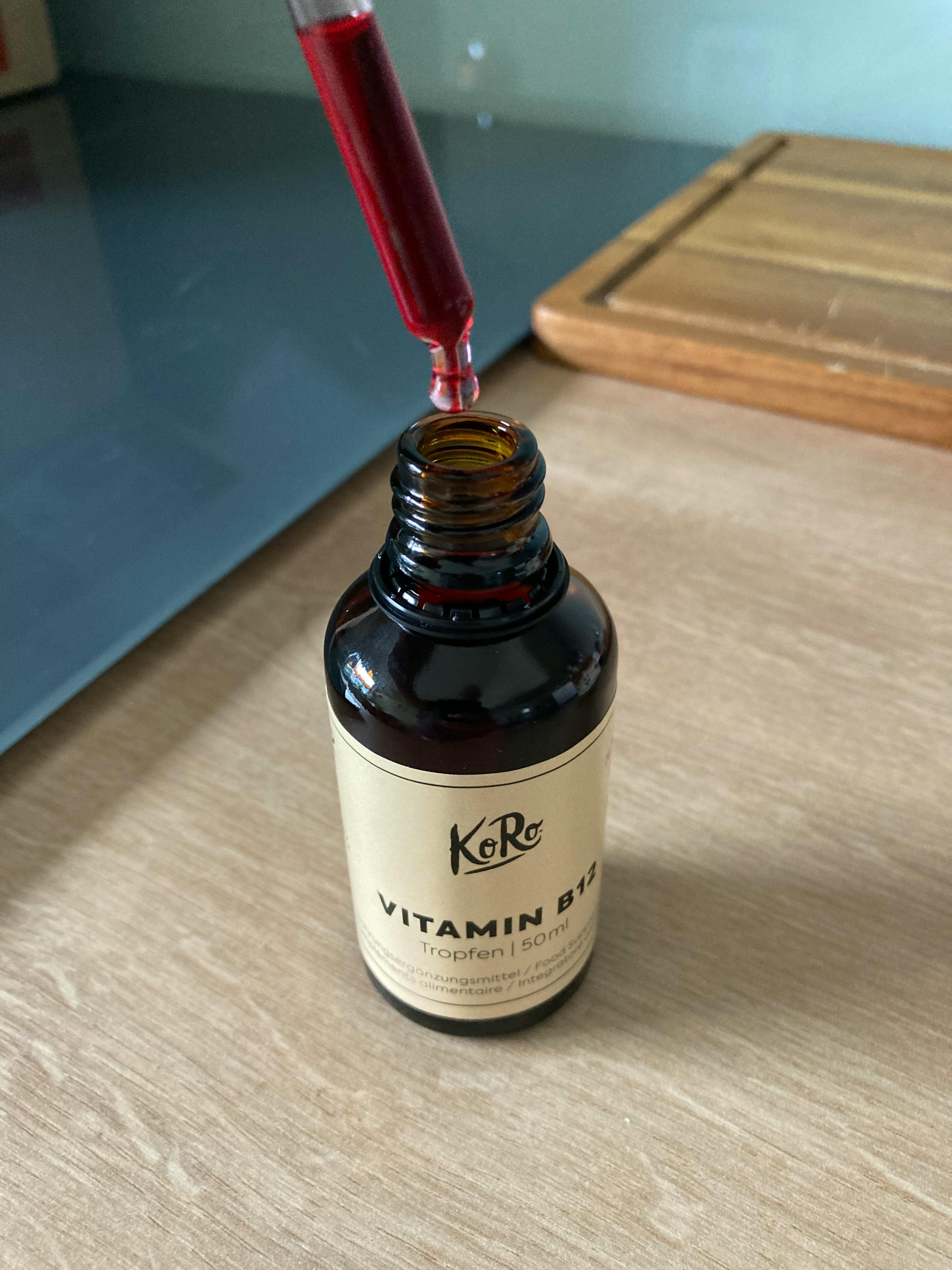 une bouteille de vitamine b5 est sur une table en bois