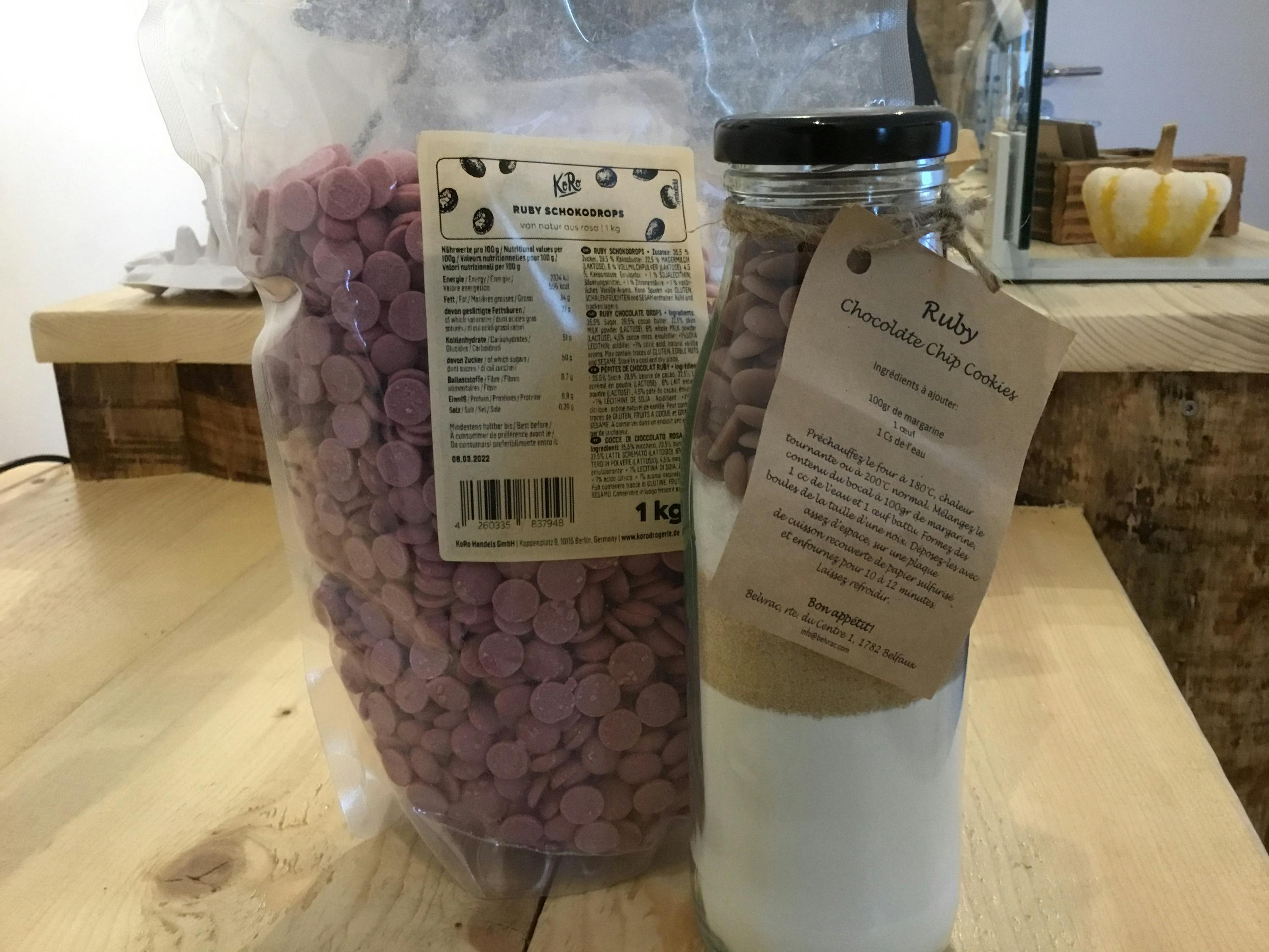 ein Glas mit Schokoladenchips steht neben einem Plastikbeutel mit Schokoladenchips