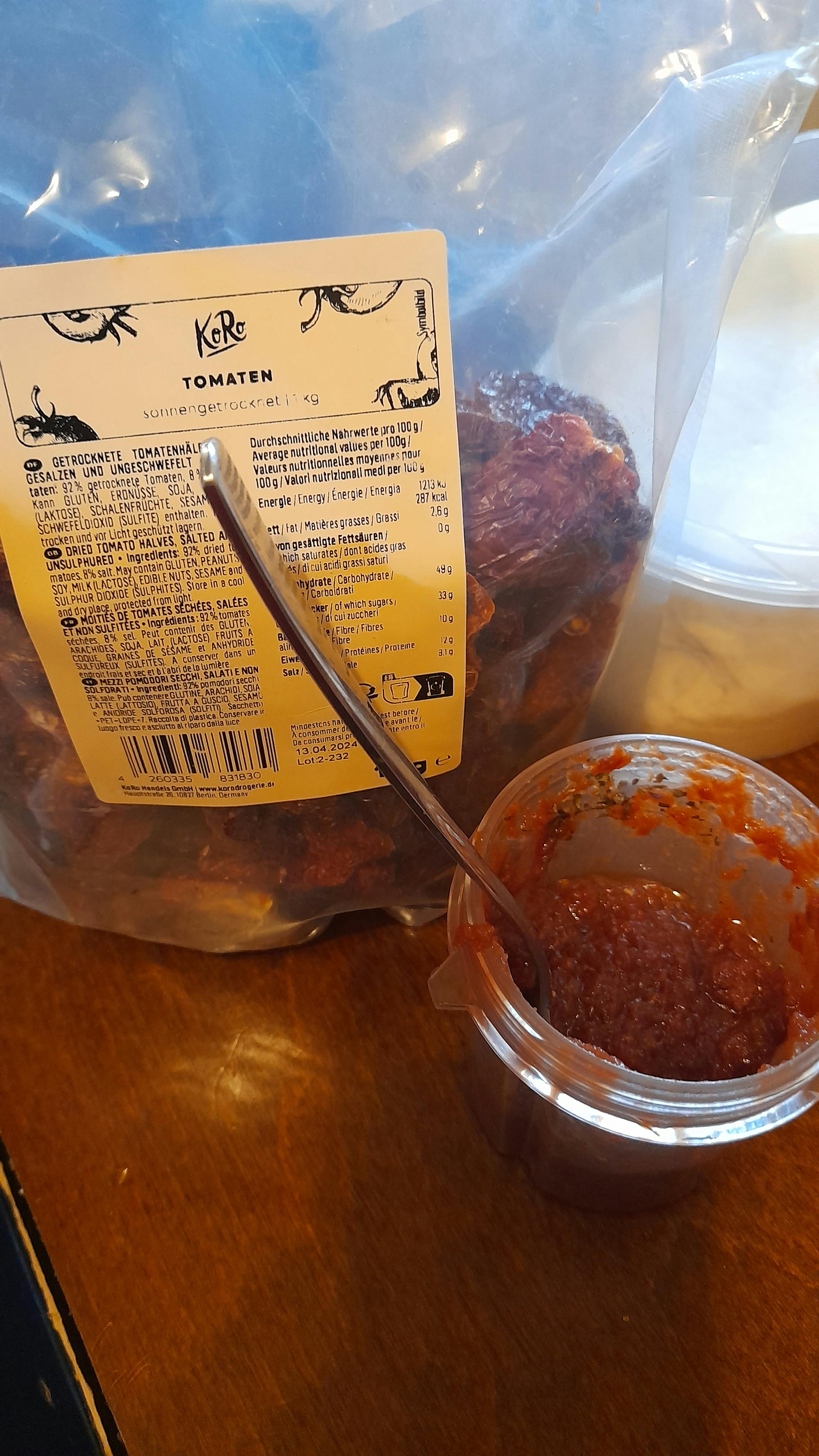 a bag of tomatoes with a label that says ' tomatoen ' on it