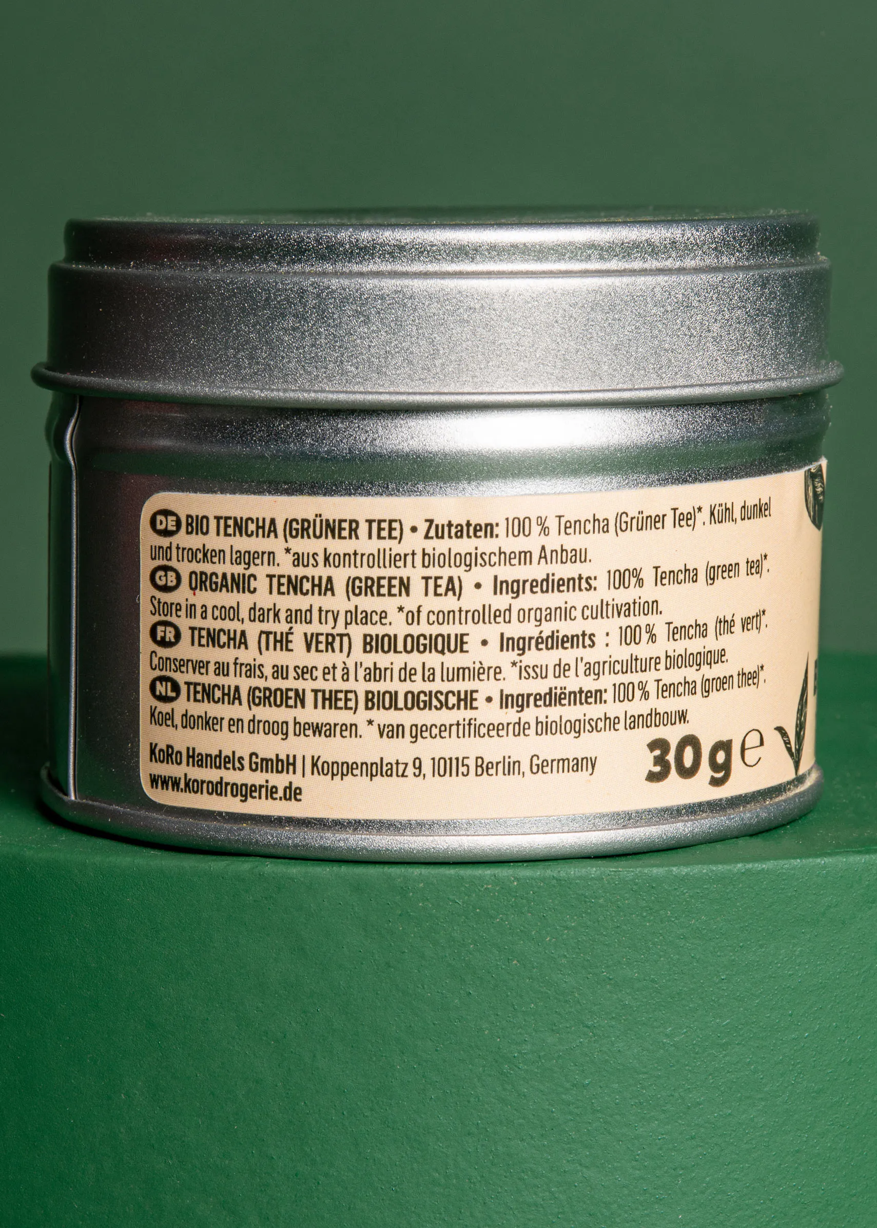 eine silberne Dose mit einem Etikett auf der Rückseite , das sagt bio tencha ( grüner Tee )