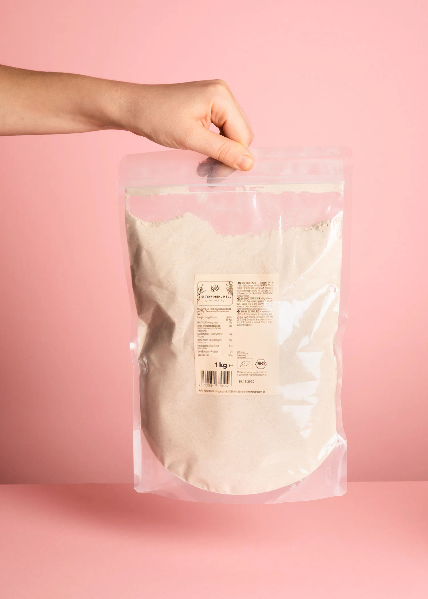 a person is holding a bag of flour that says 1 kg