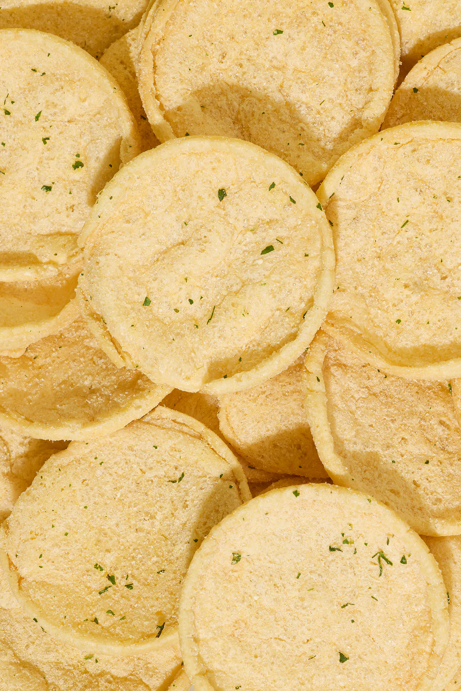 un tas de croustilles de pommes de terre avec de l' herbe dessus