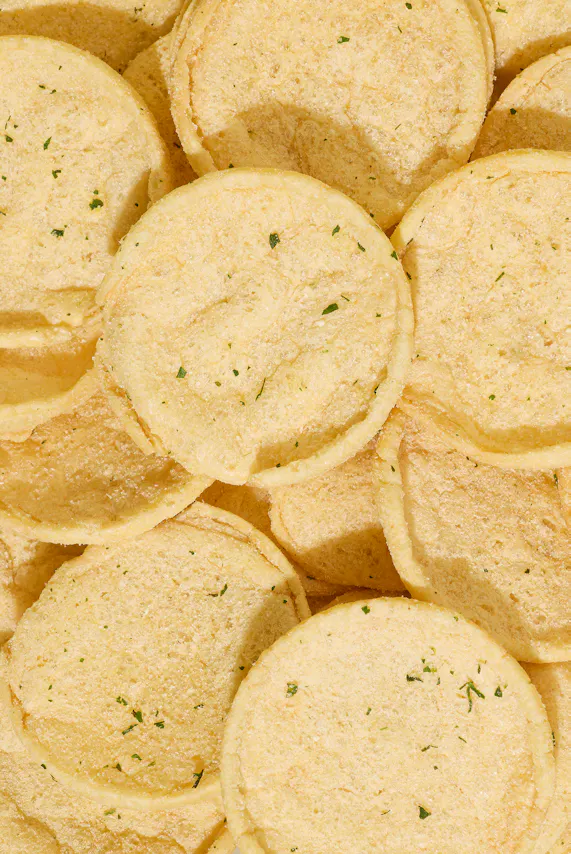 un tas de croustilles de pommes de terre avec de l' herbe dessus