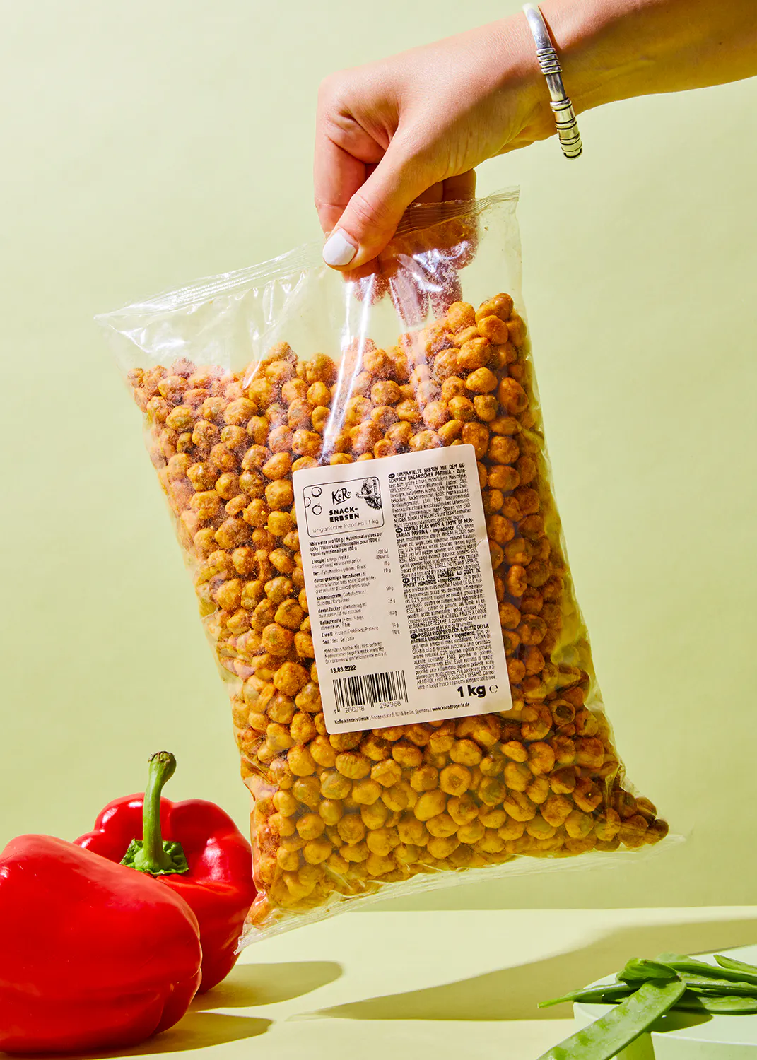 eine Person hält eine Tüte gerösteten Erdnüsse in der Hand