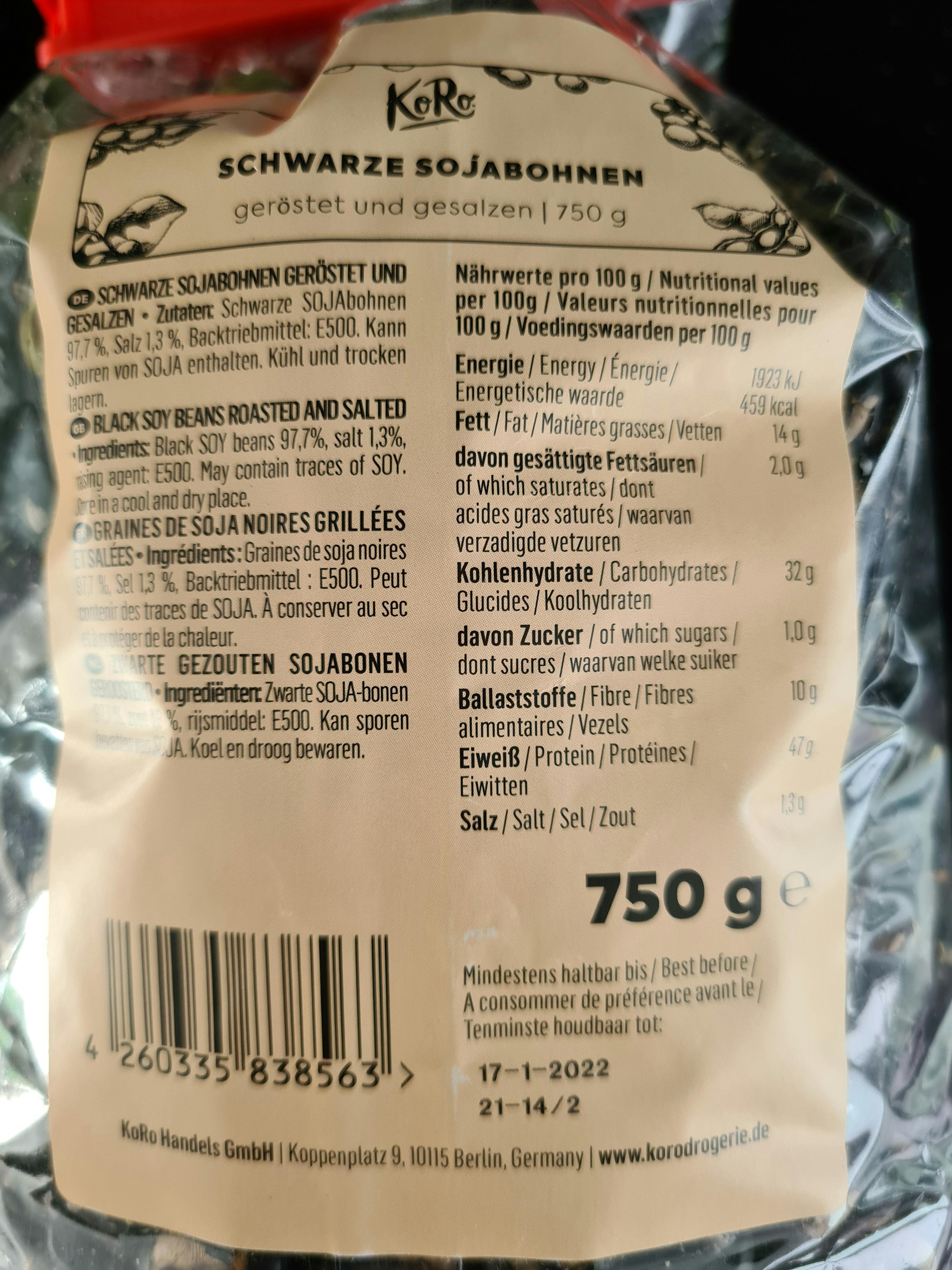 die Rückseite eines Plastikbeutels schwarze sojabohnen