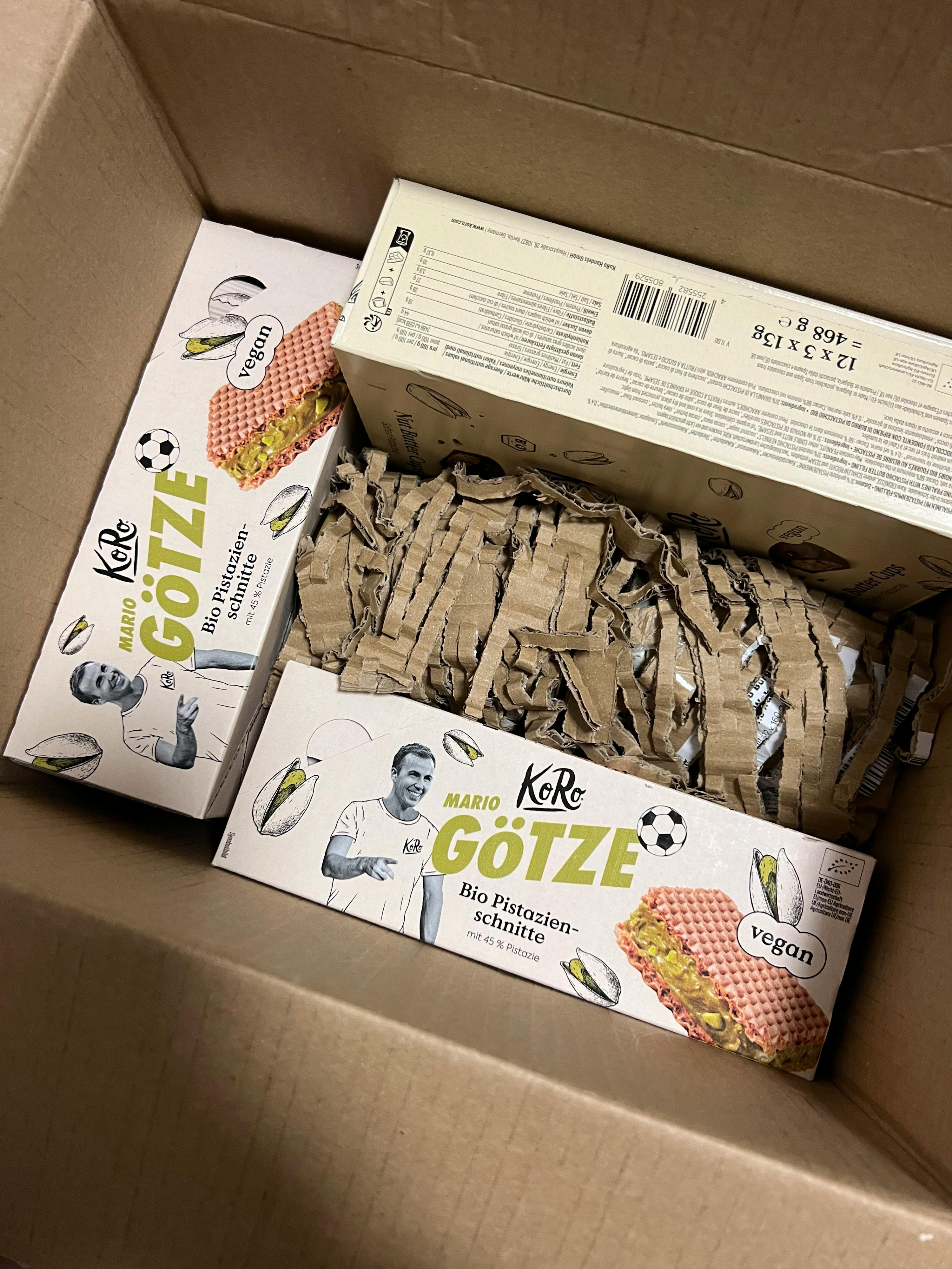 trois boîtes de goize sont empilées l' une sur l' autre