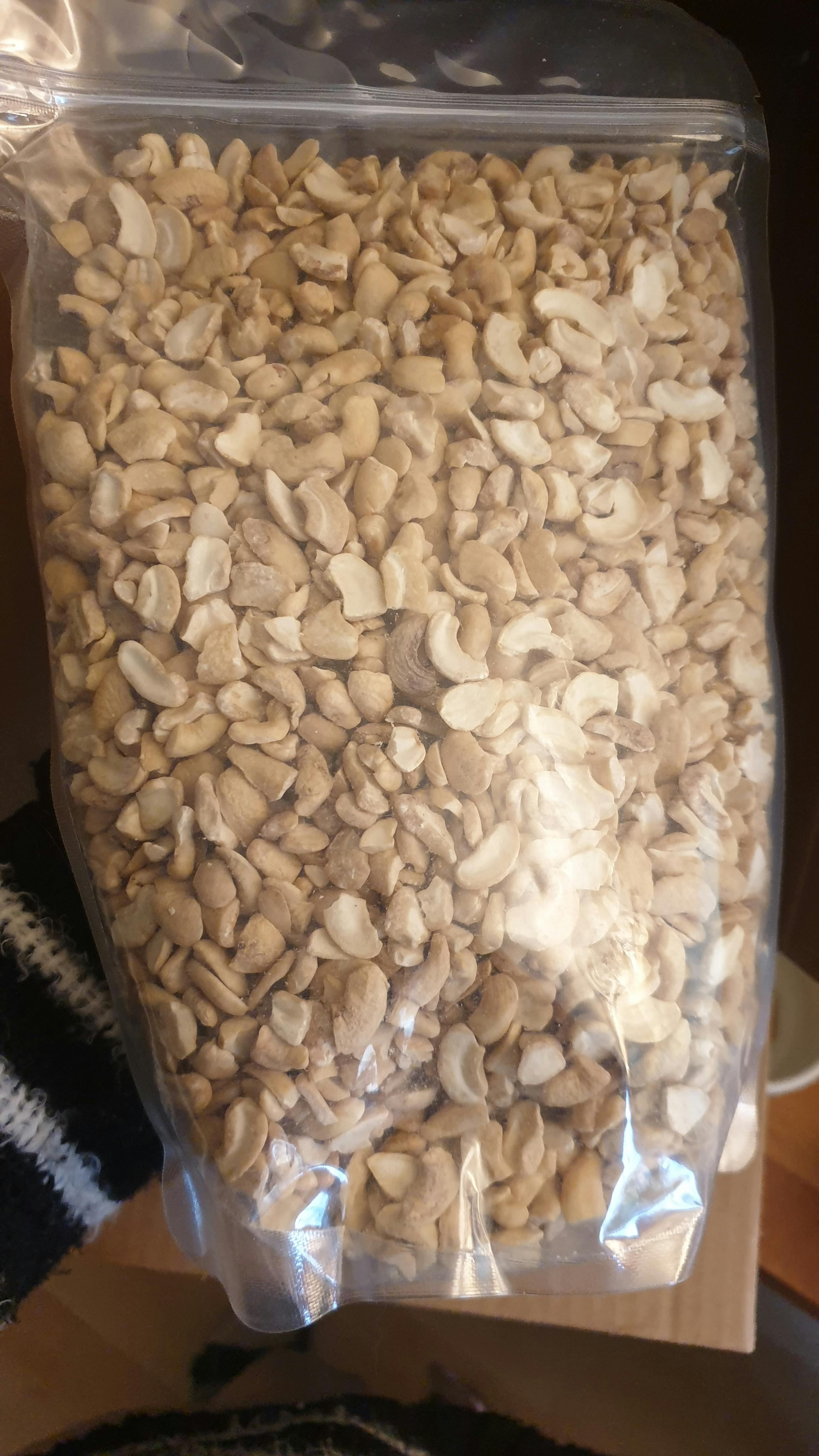 un sacchetto di arachidi è seduto su un tavolo di legno