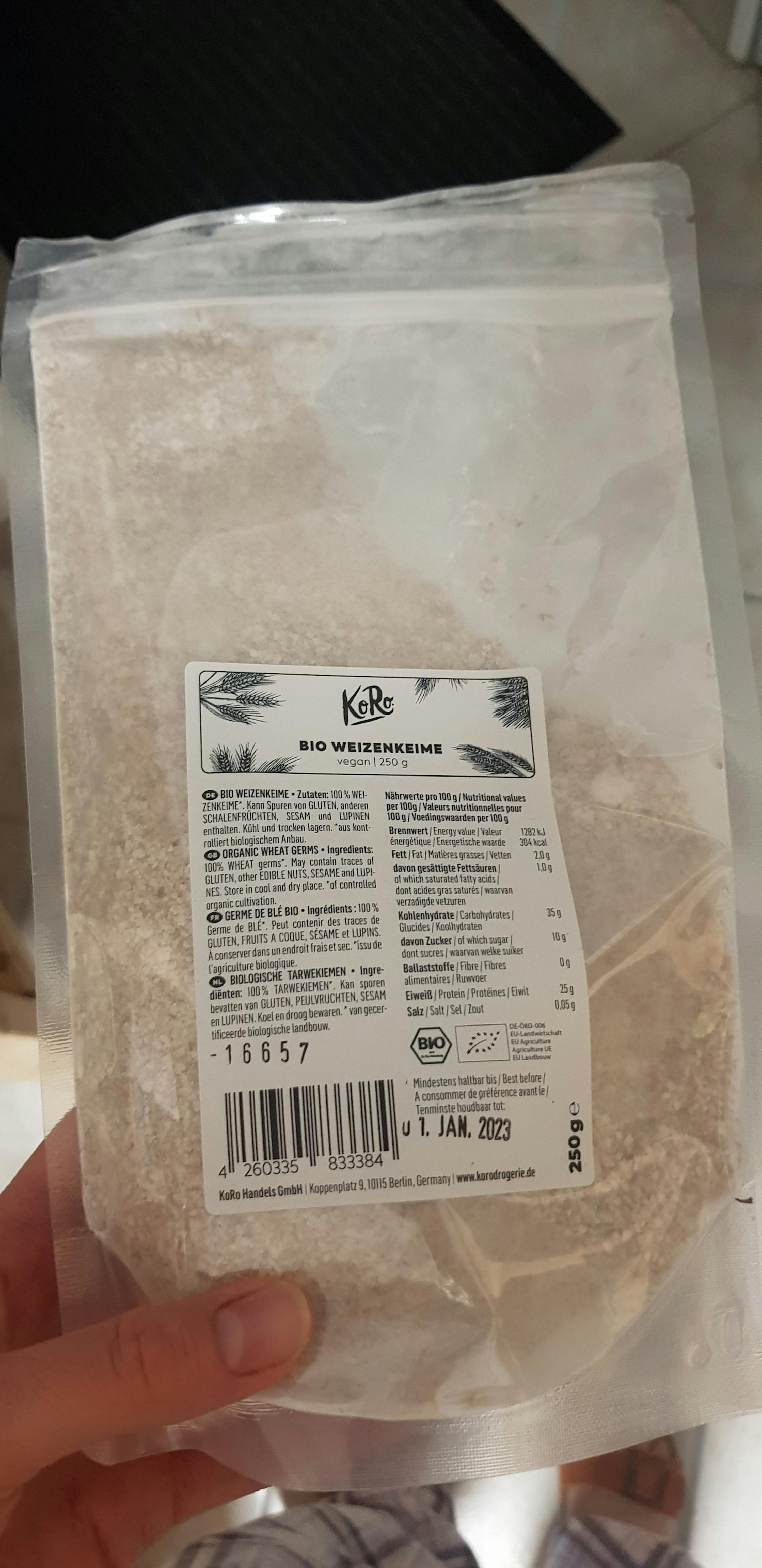 eine Person hält eine Tüte bio Weizenmehl in ihrer Hand