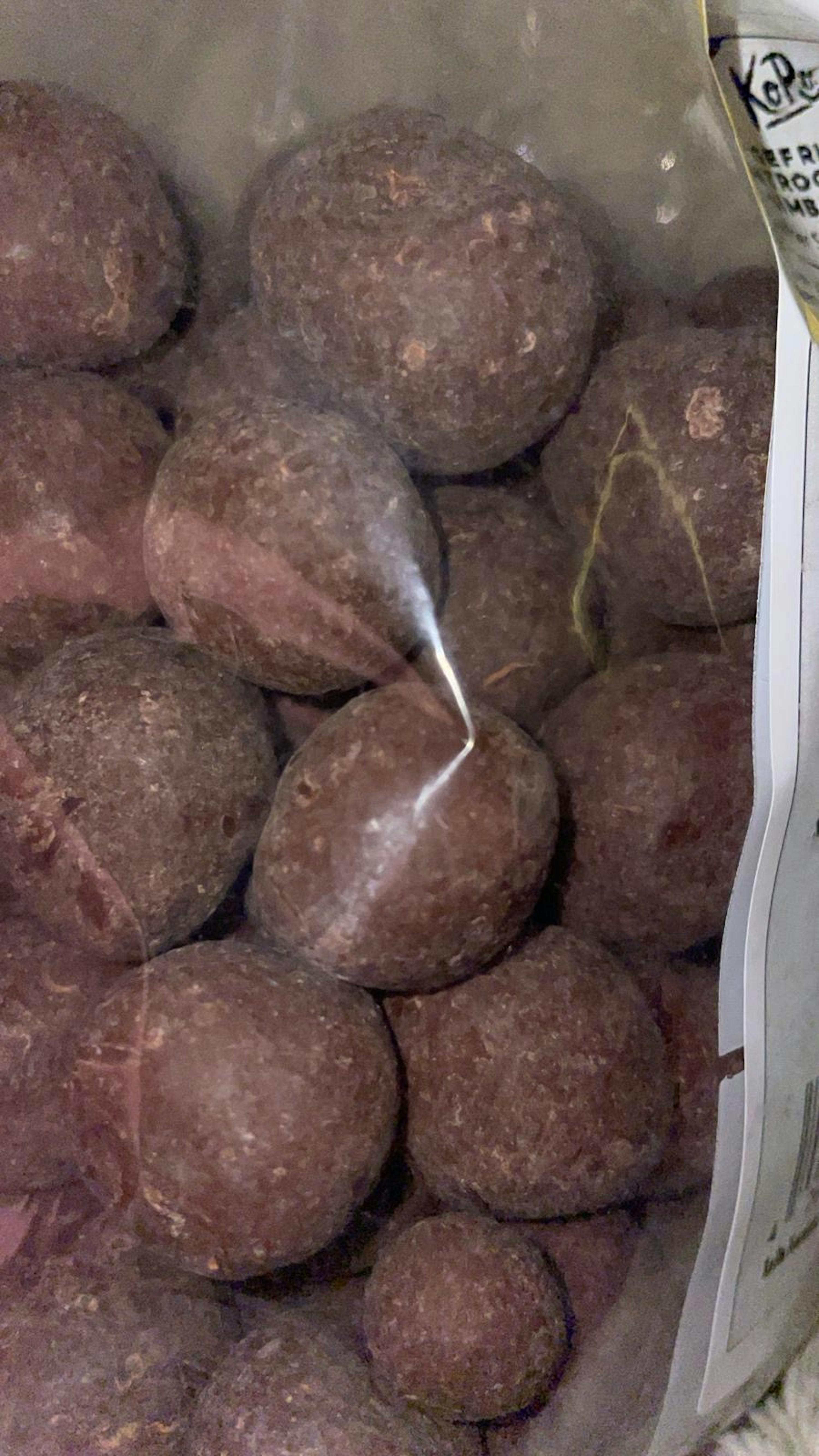 eine Nahaufnahme eines Plastikbeutels mit Schokoladenbällchen