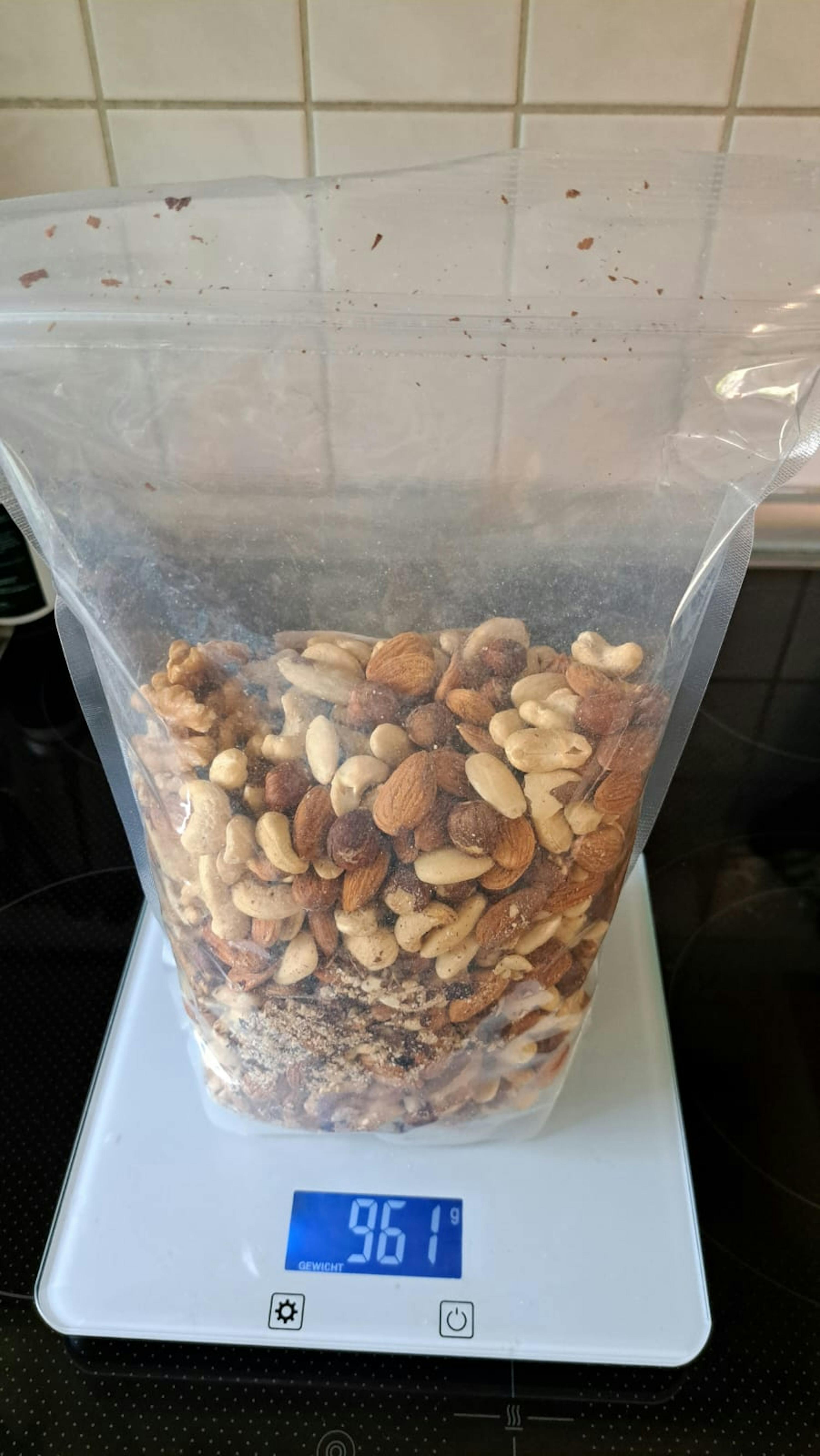 un sac de noix se trouve sur une balance avec une température de 96