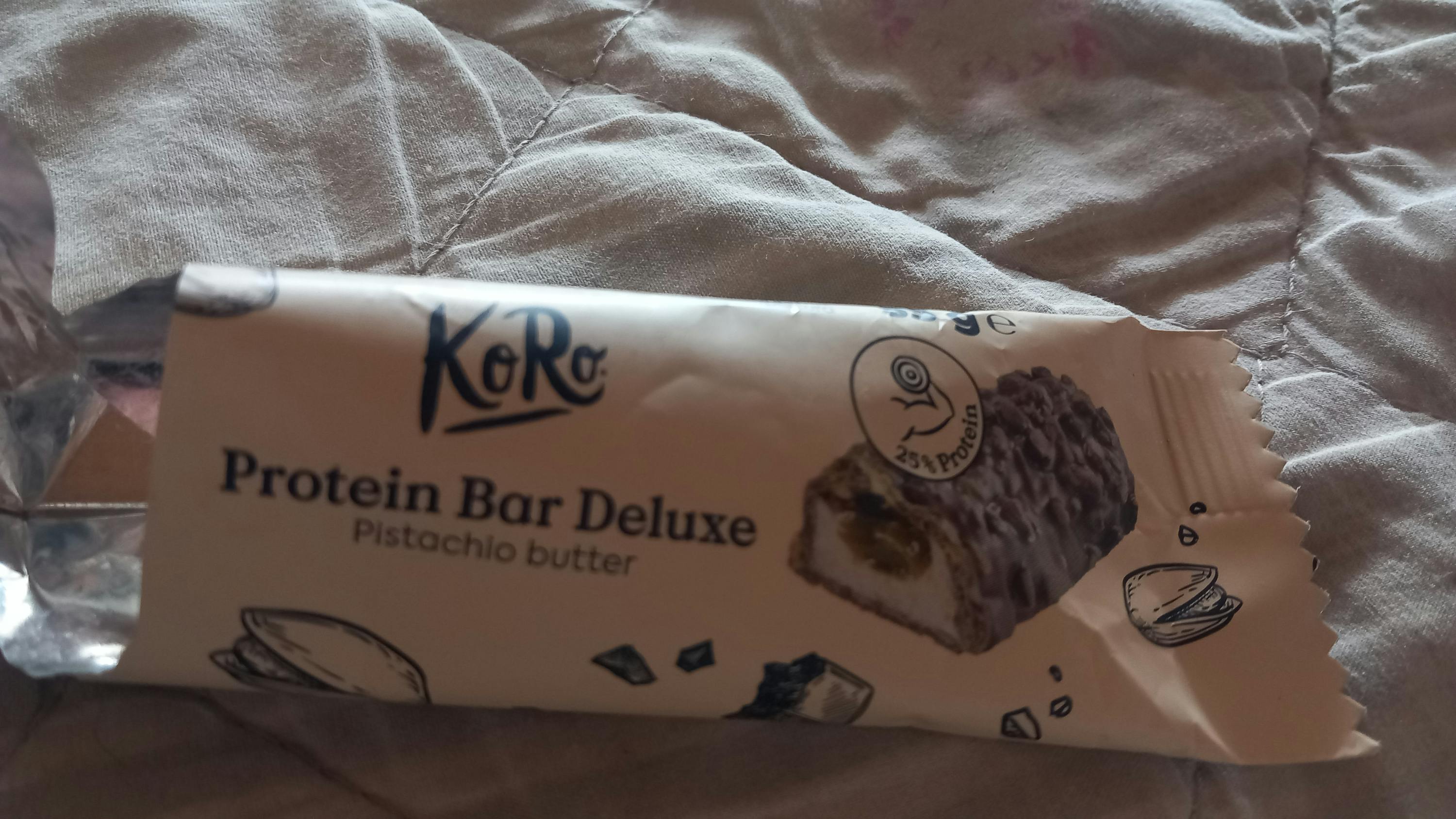 eine verpackte Kara proteinbar deluxe mit pistazienbutter