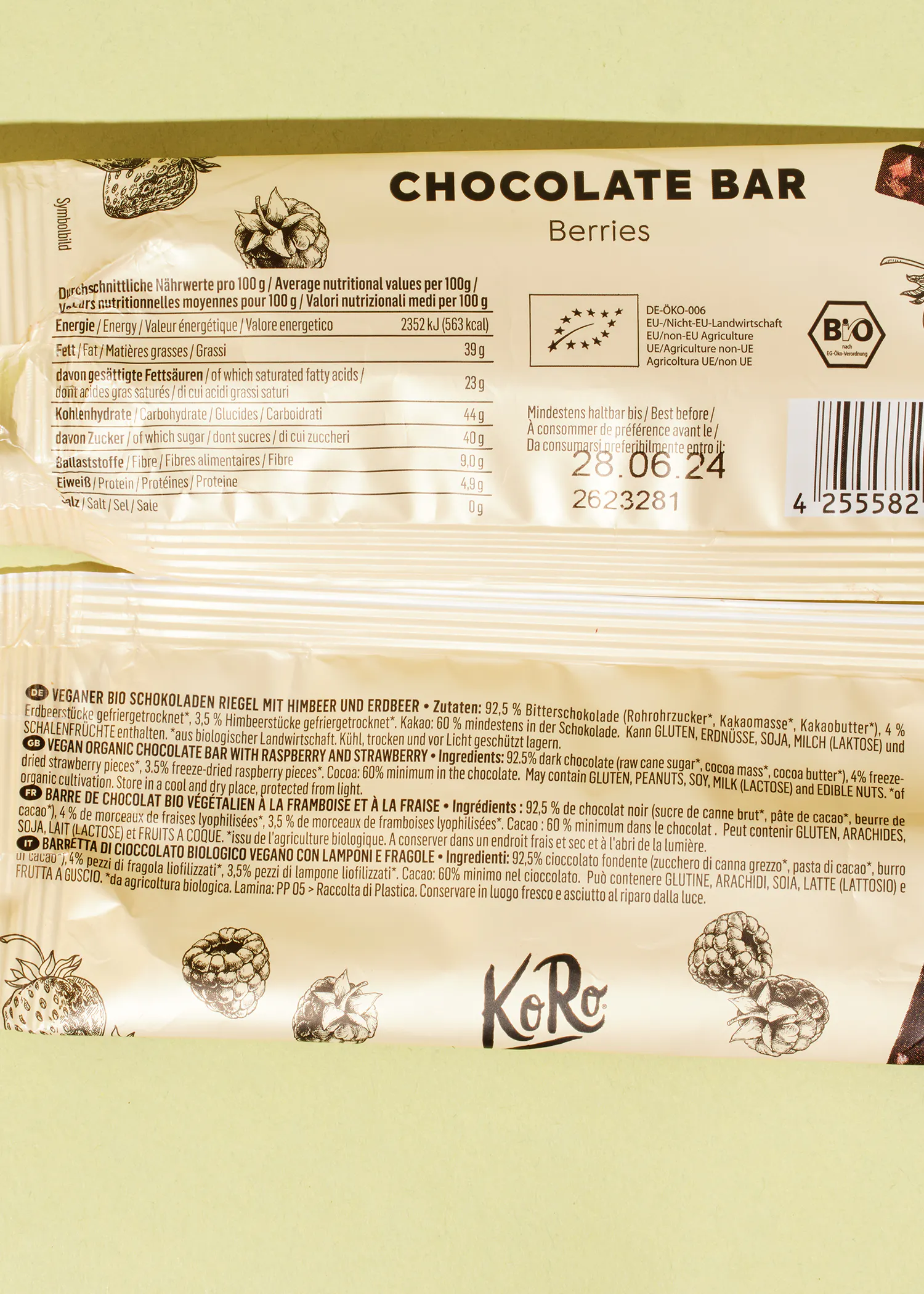 l' arrière d' une barre de chocolat avec des baies dessus