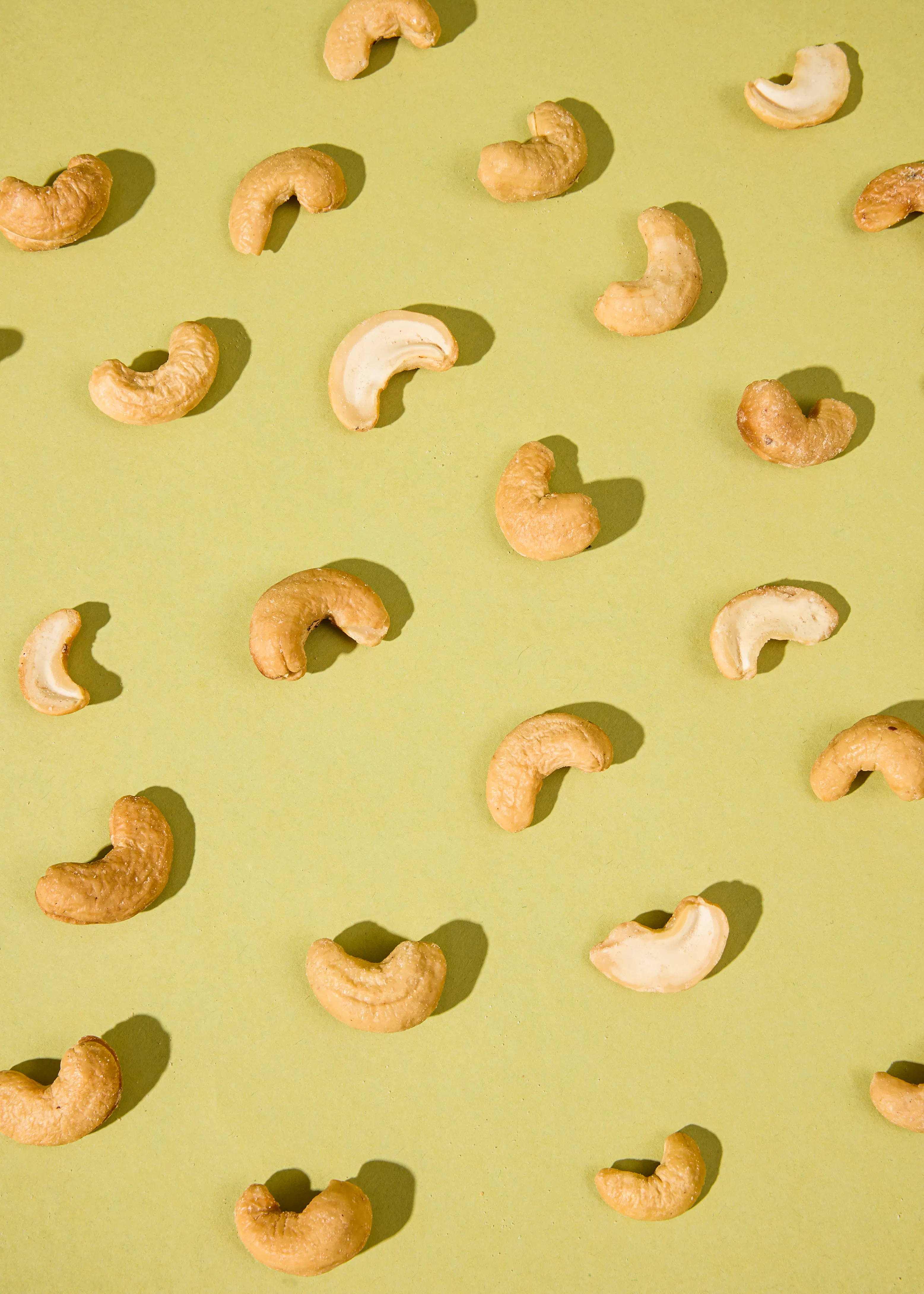 un motif de noix de cajou sur un fond vert