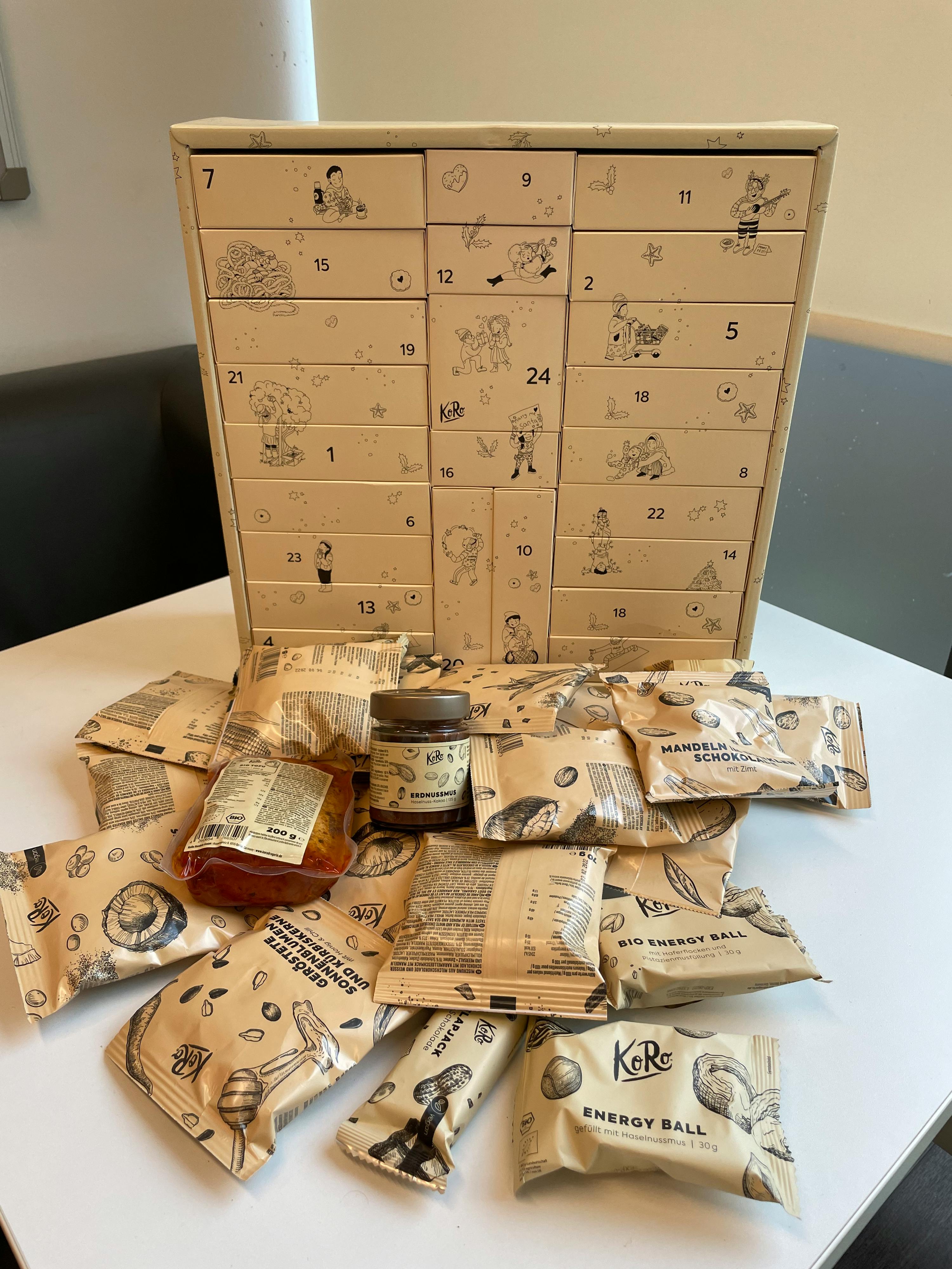 eine kleine braune Box mit einem Kalender darauf