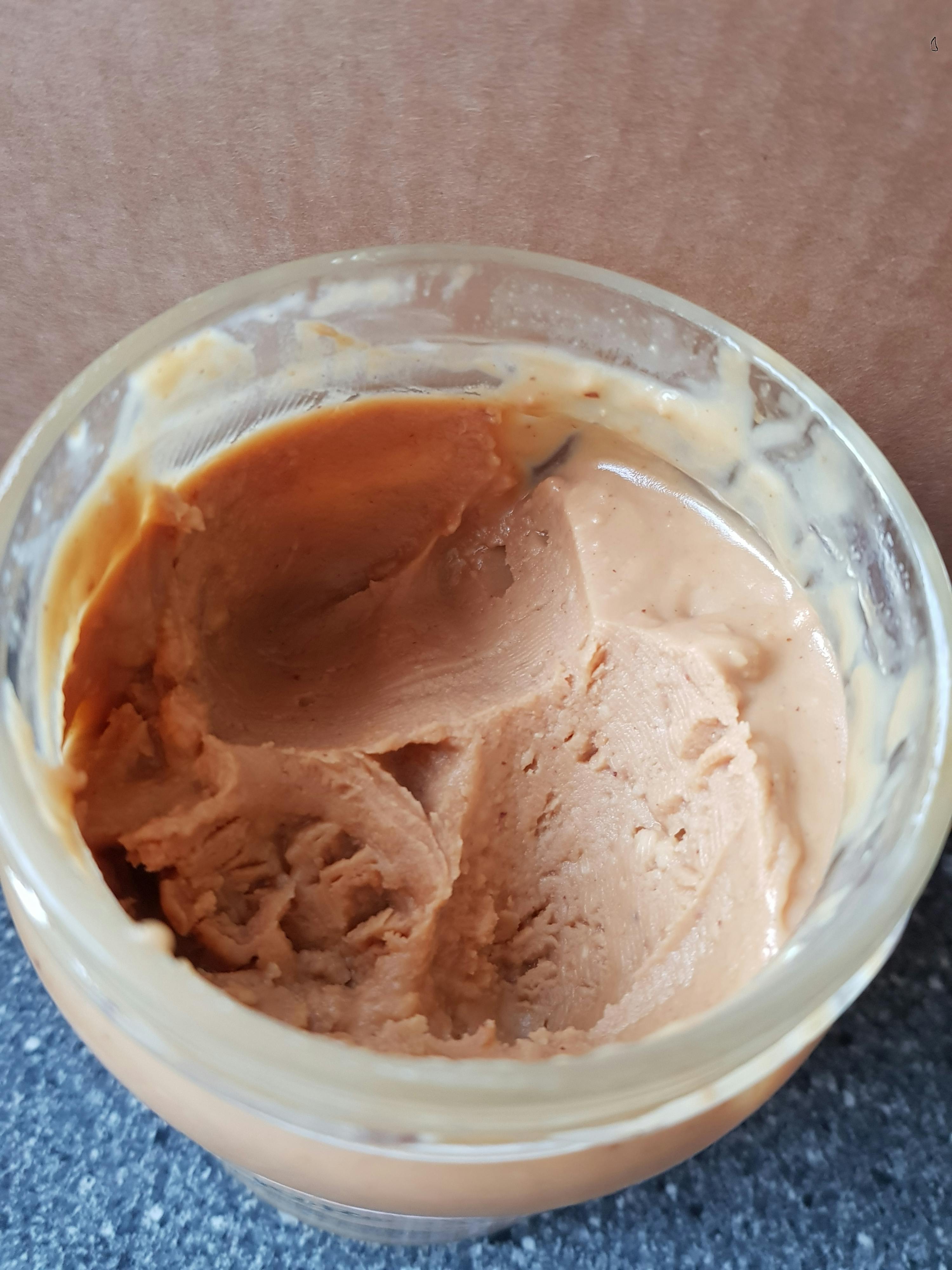 un gros plan d' un pot de crème glacée au chocolat