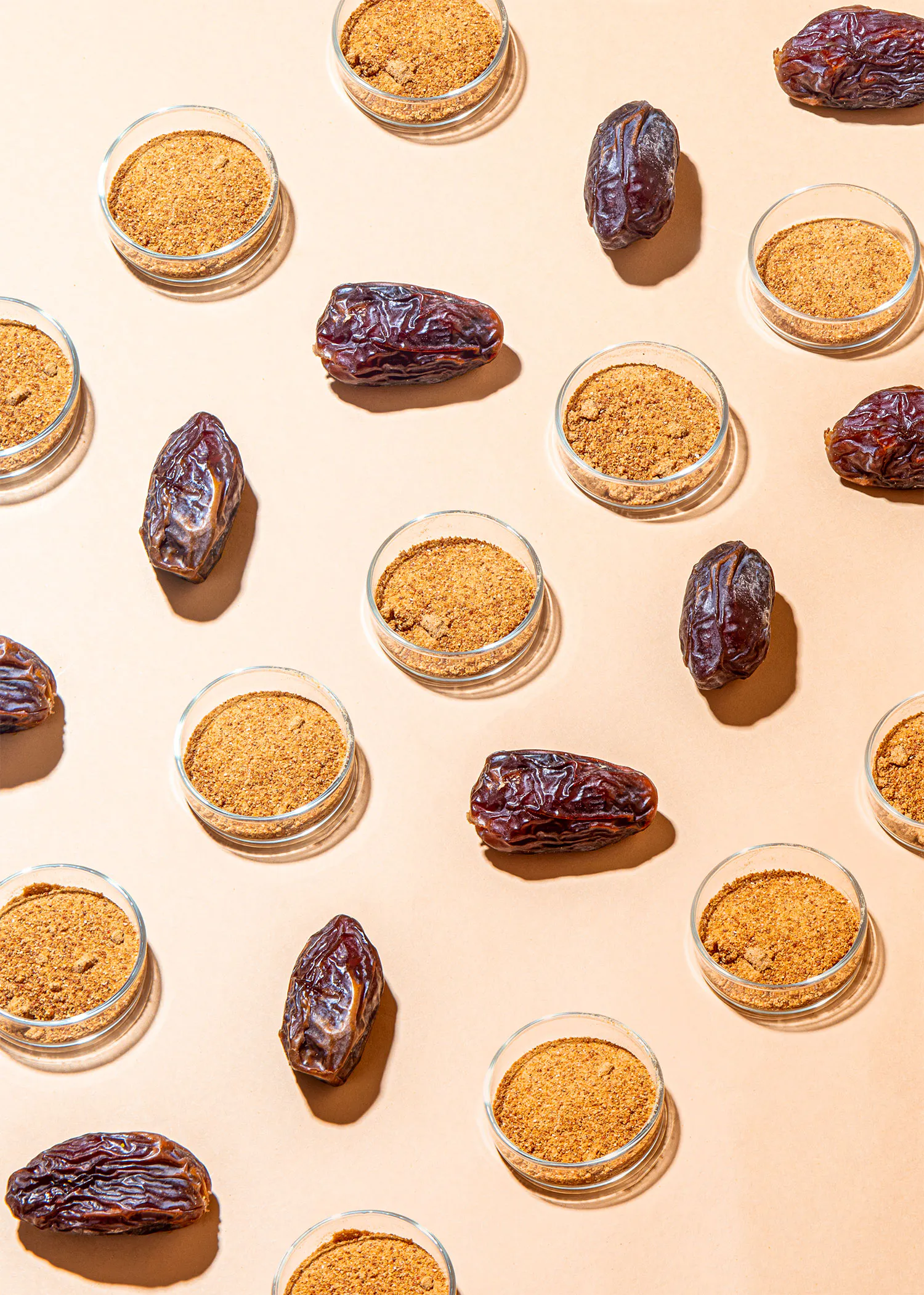 un motif de dattes et de bols en verre avec du sucre