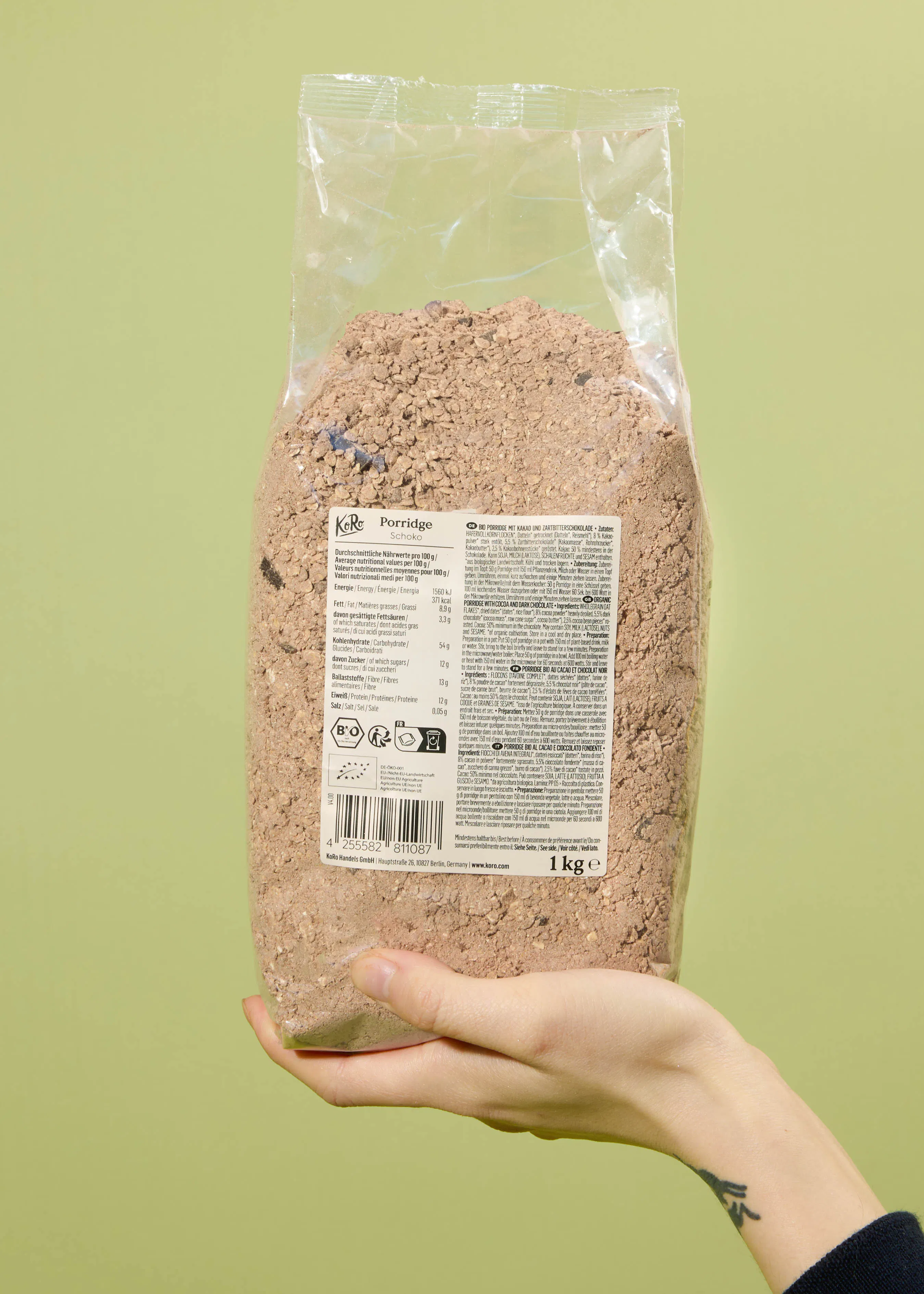 eine Person hält in der Hand eine Tüte kakaoflocken
