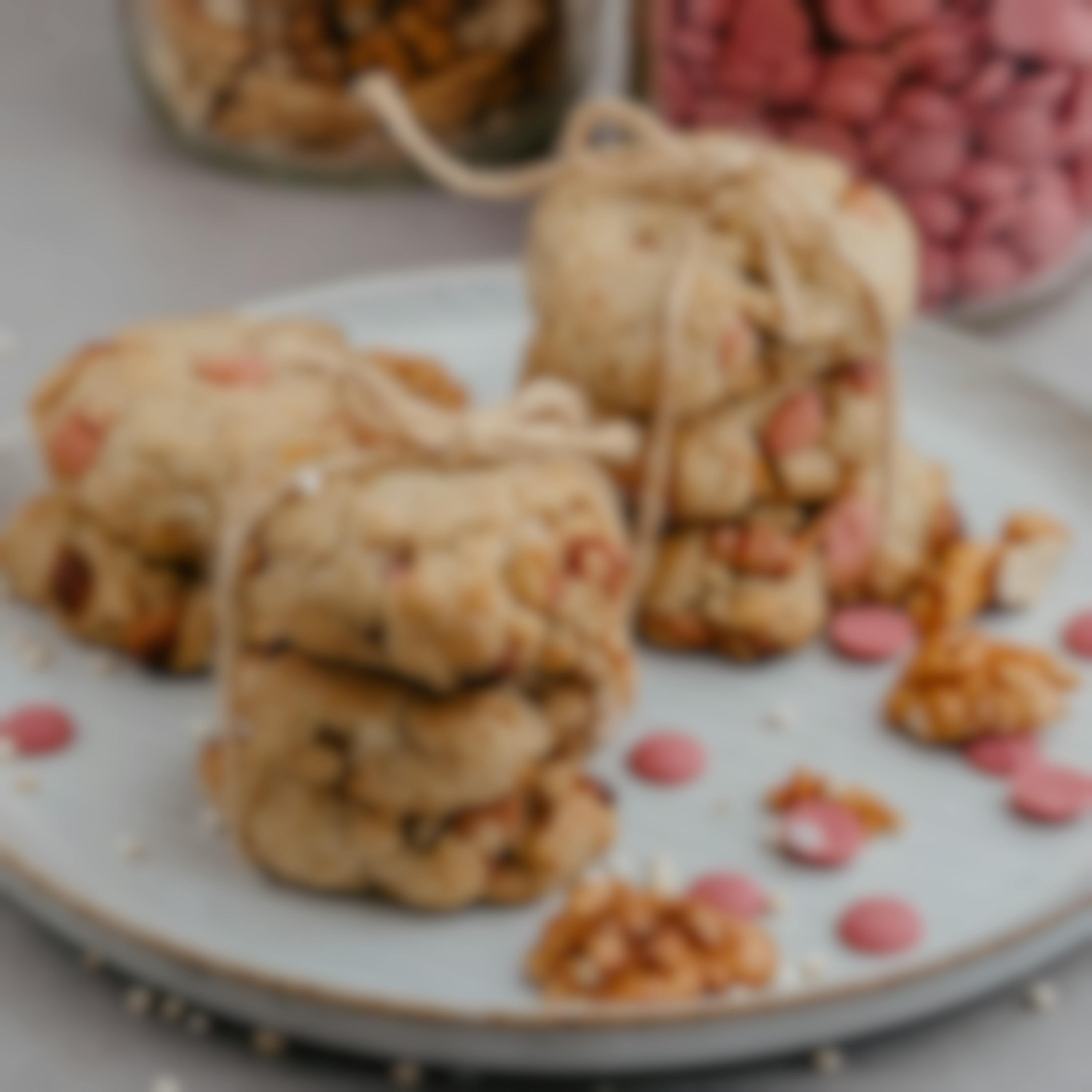 Cookies mit Ruby-Schokodrops und Walnüssen
