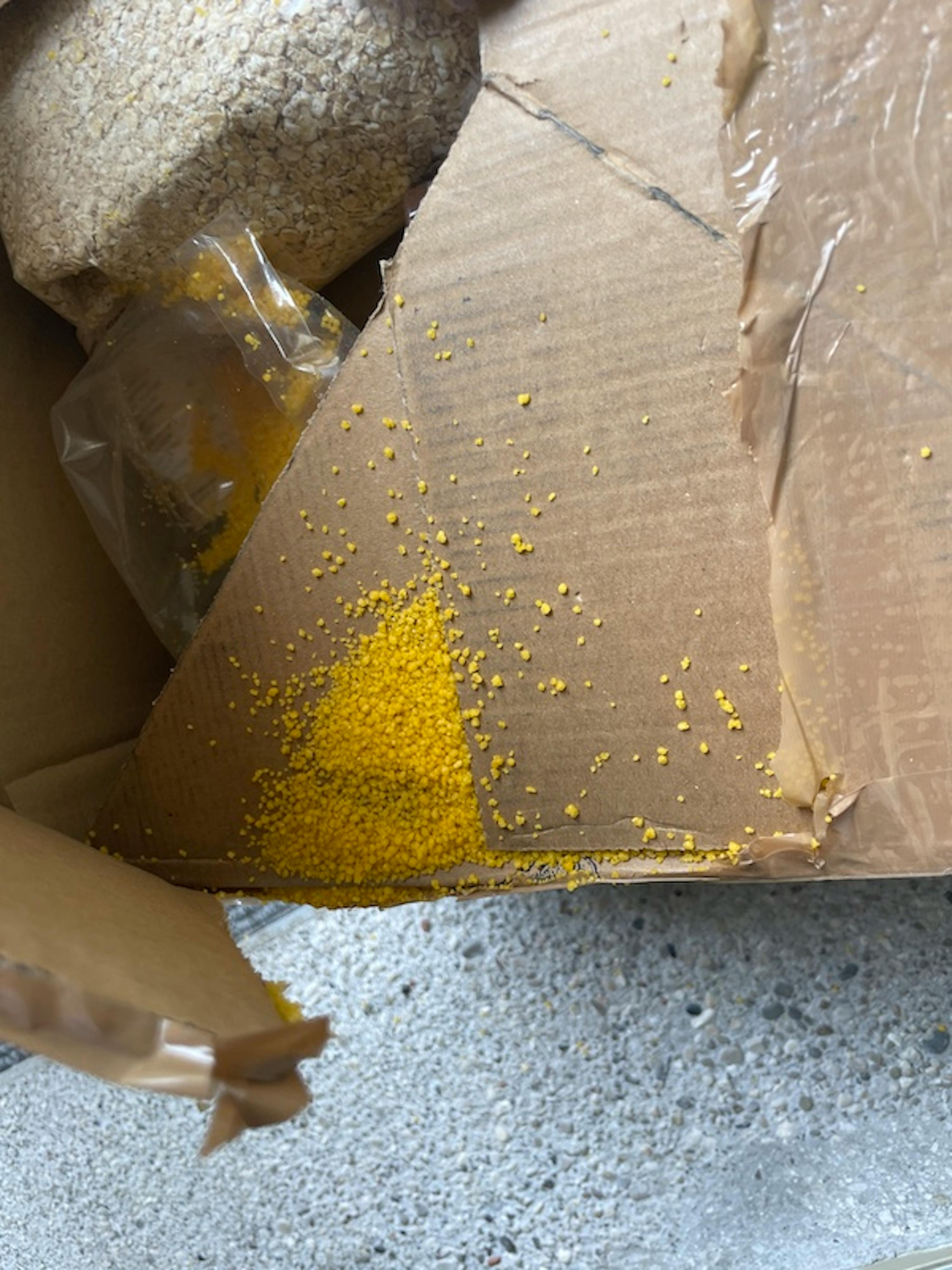 eine Nahaufnahme eines Kartons mit gelben Partikeln darauf