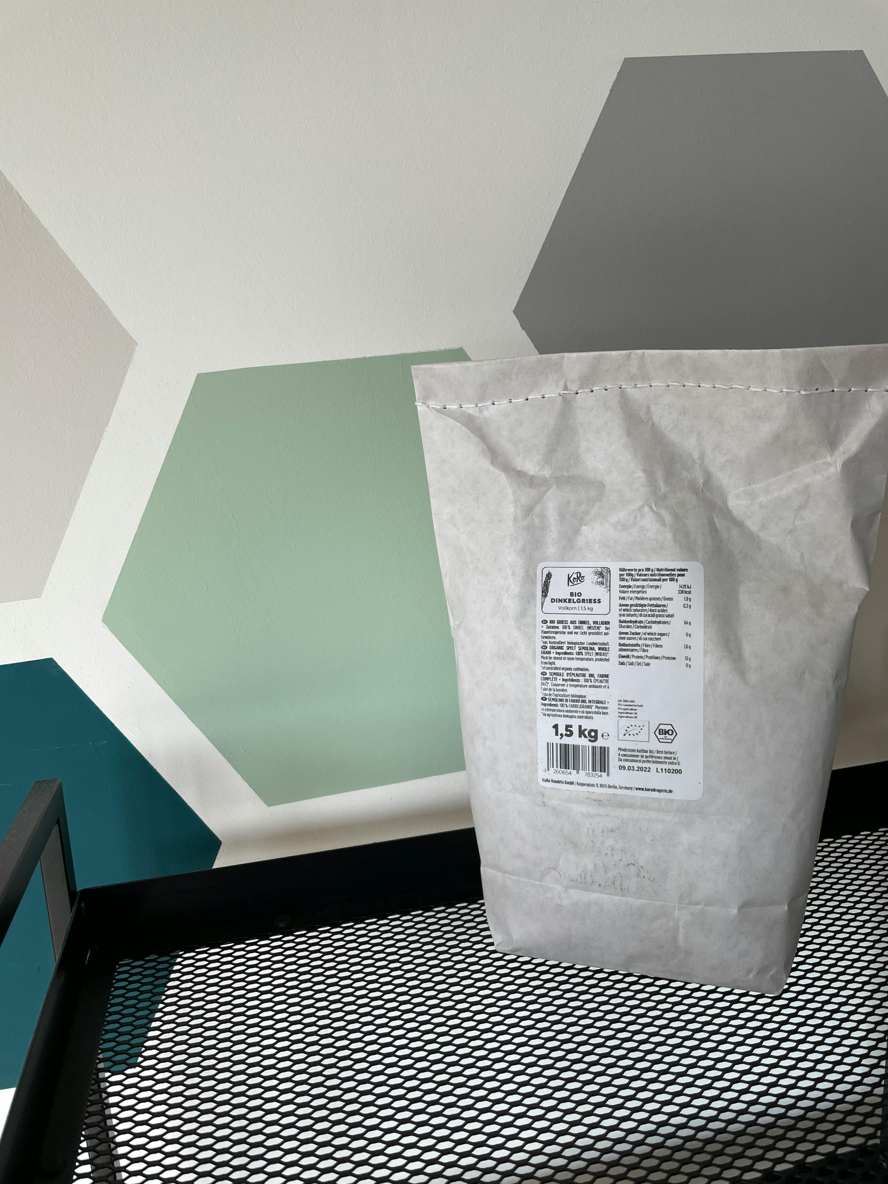 un sac de farine avec une étiquette blanche sur le dessus