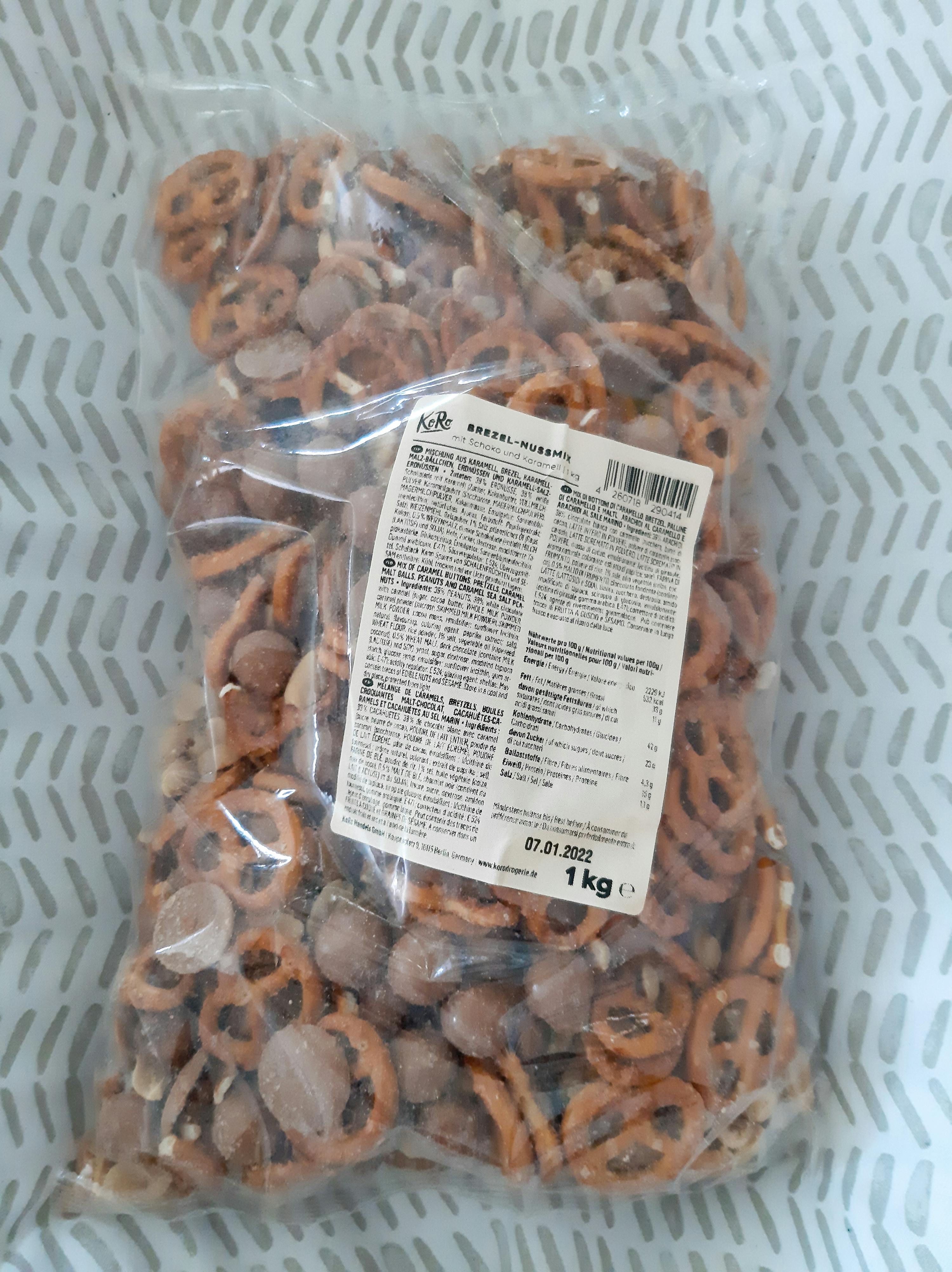 un sac de bretzels et de chocolat est assis sur une table